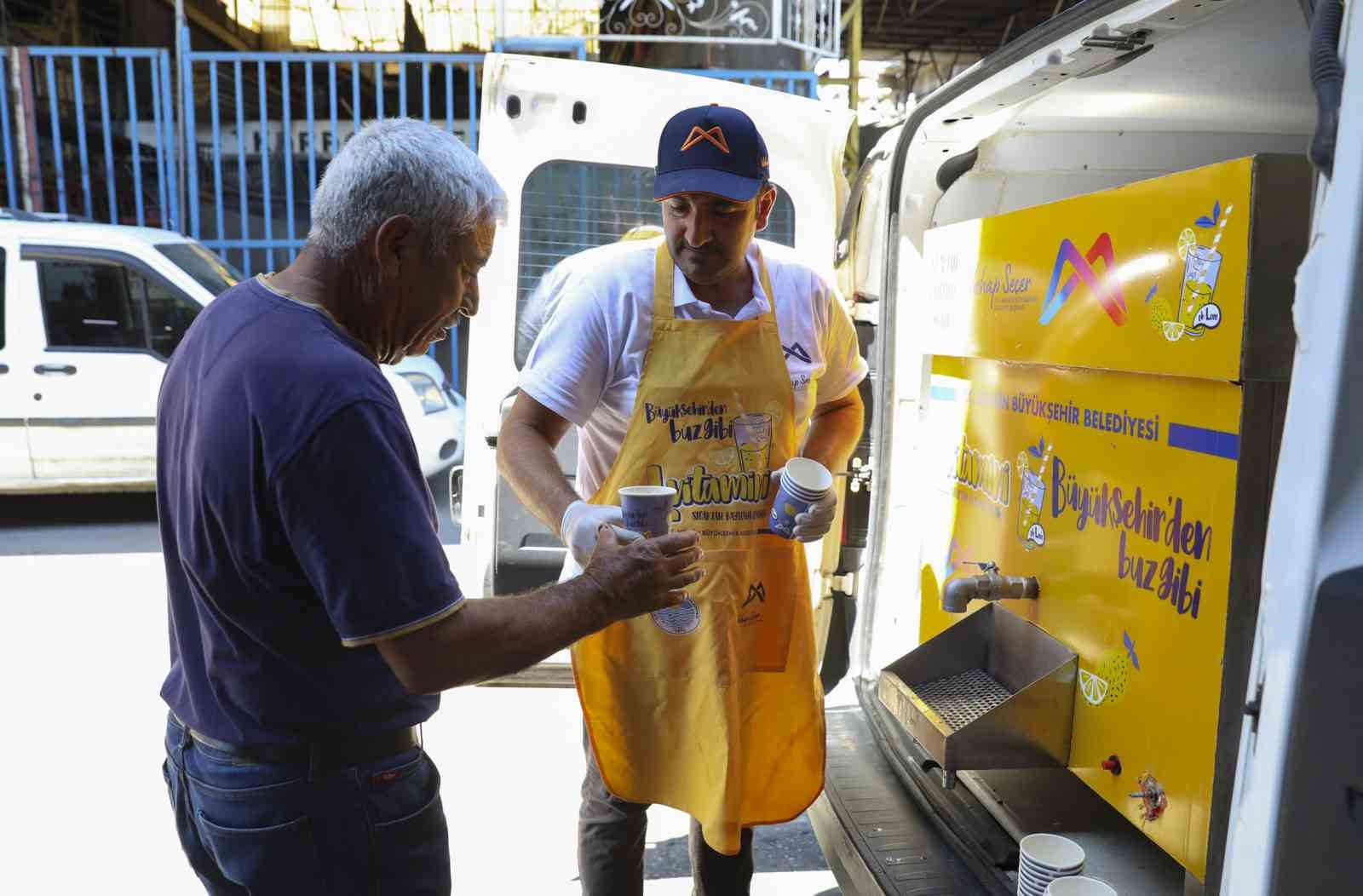 Mersin’de emekçilere 120 bin bardak limonata dağıtıldı 