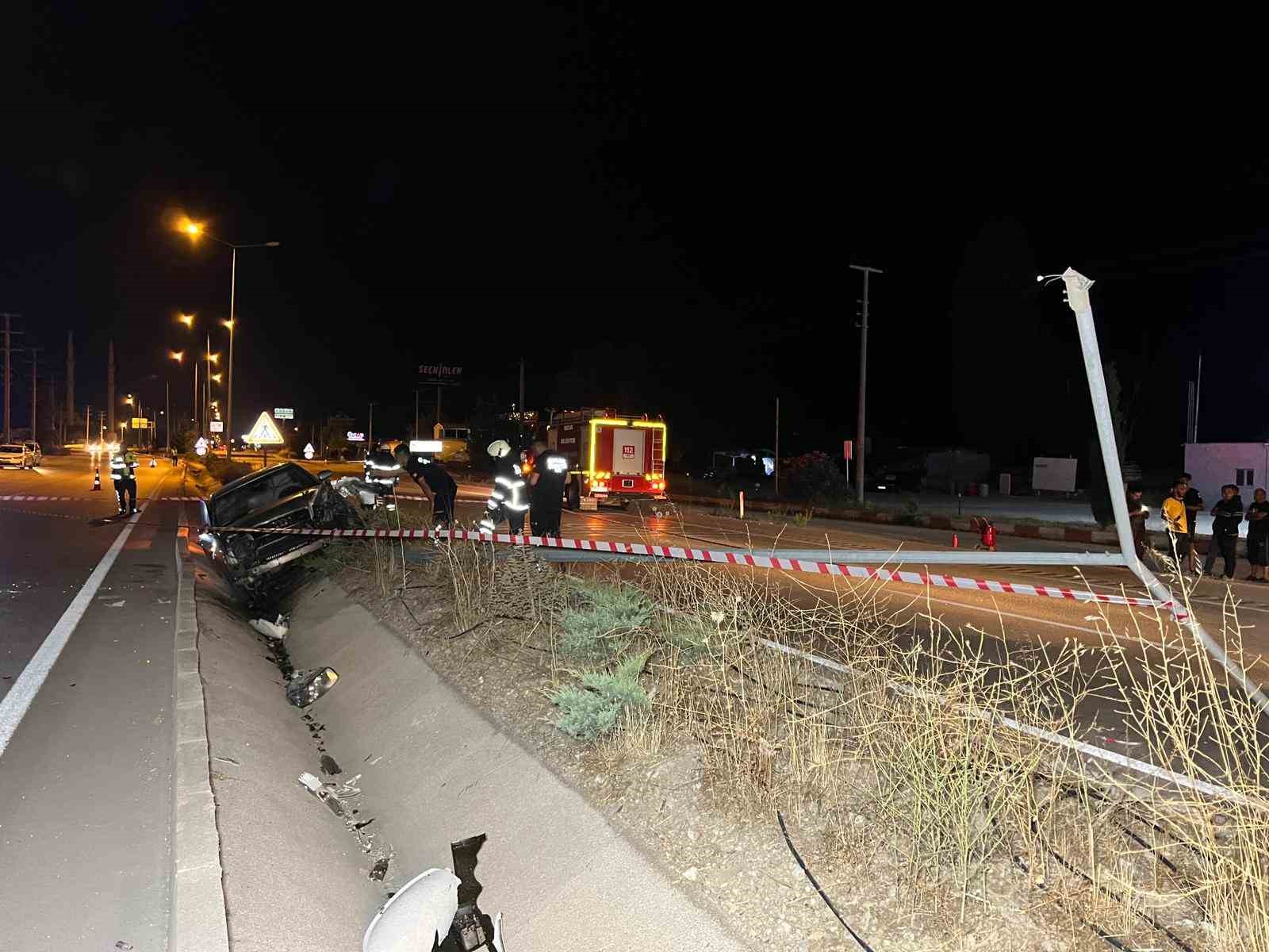 Burdur’da aydınlatma direğine çarpan otomobil alev aldı: 2 yaralı 