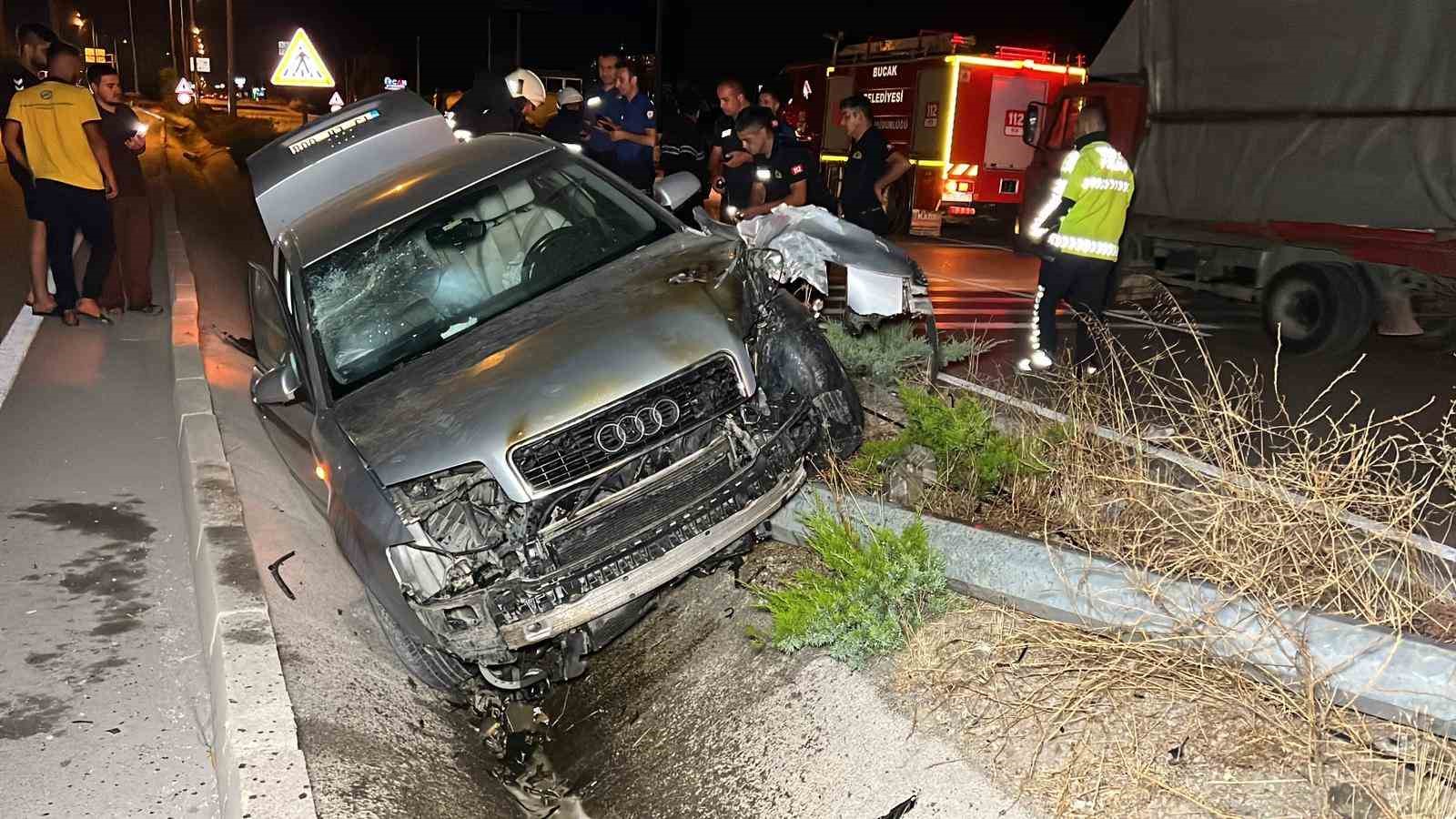 Burdur’da aydınlatma direğine çarpan otomobil alev aldı: 2 yaralı 
