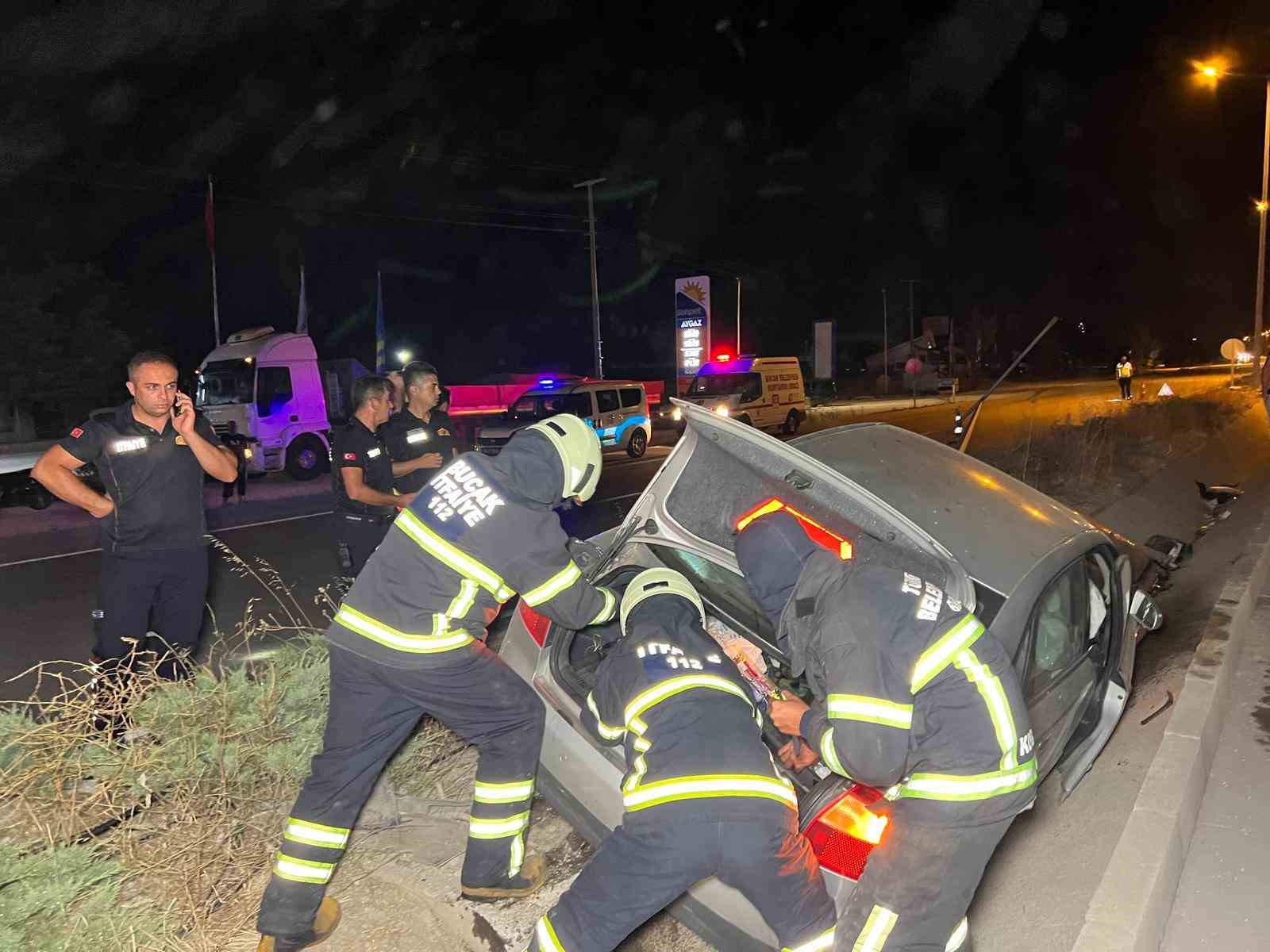 Burdur’da aydınlatma direğine çarpan otomobil alev aldı: 2 yaralı 