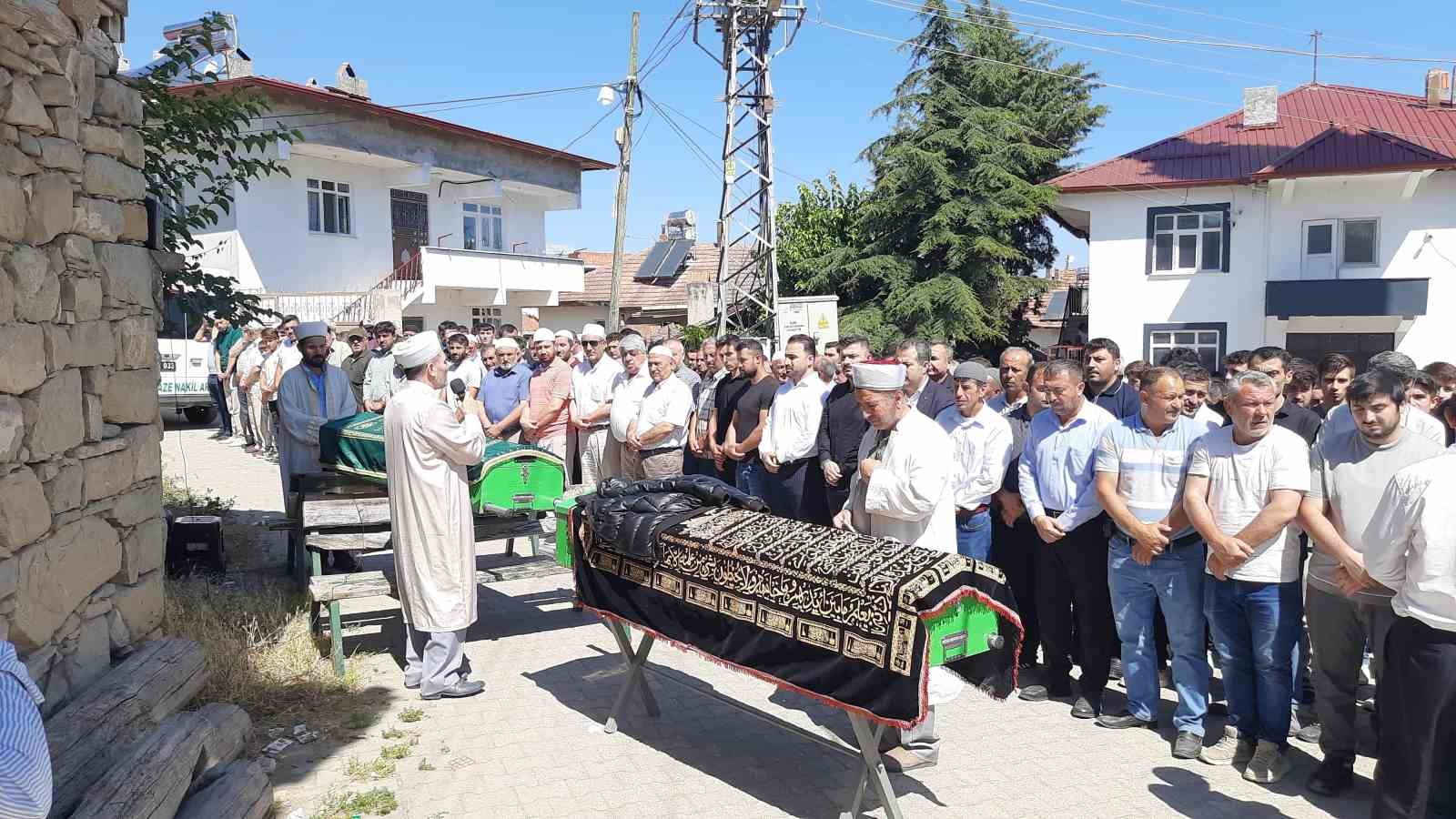 Baraj gölünde boğulan 2 genç son yolculuğuna uğurlandı 
