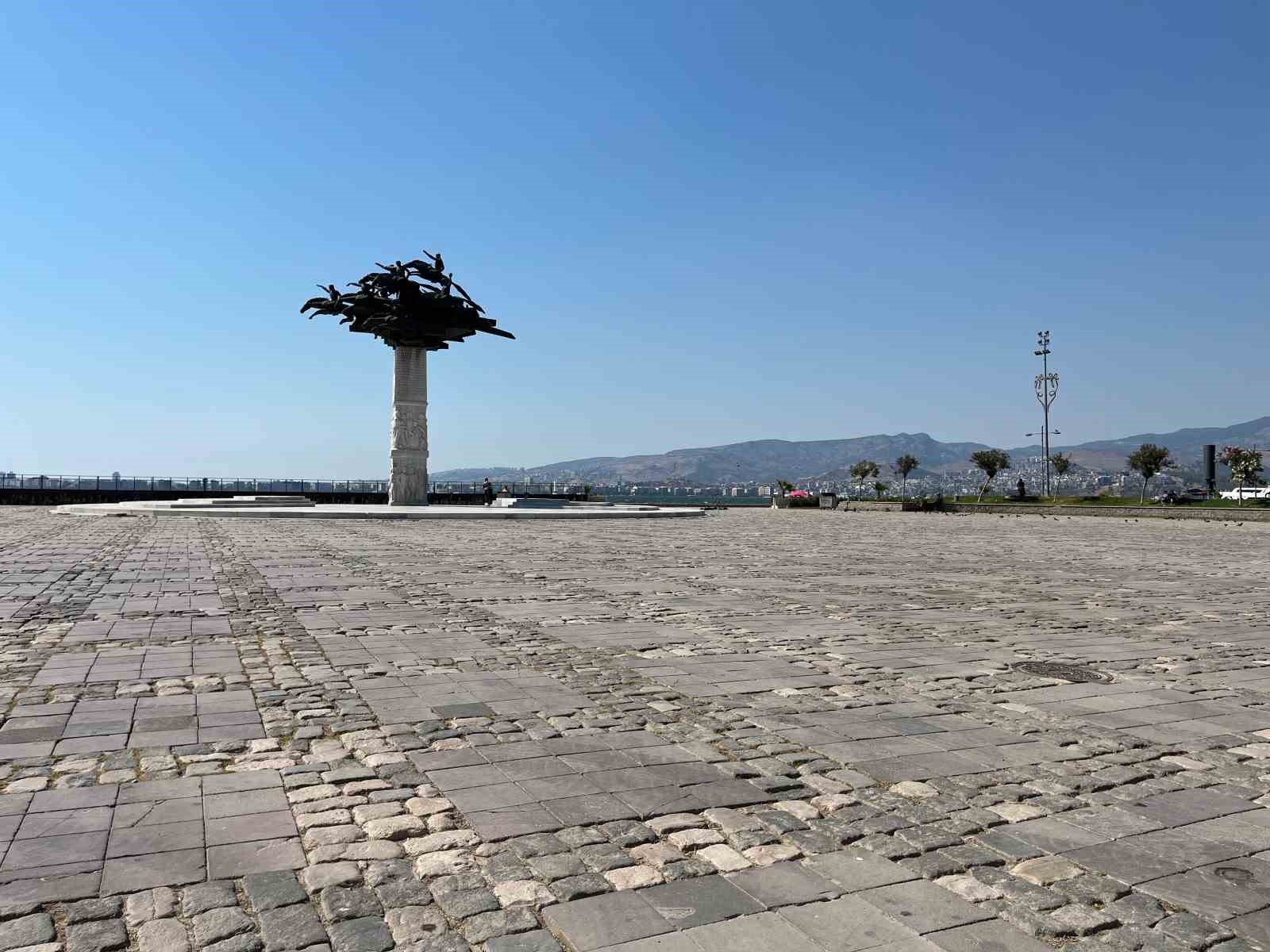 İzmir’de sıcak hava bunalttı, vatandaşlar ağaç gölgelerine kaçtı 