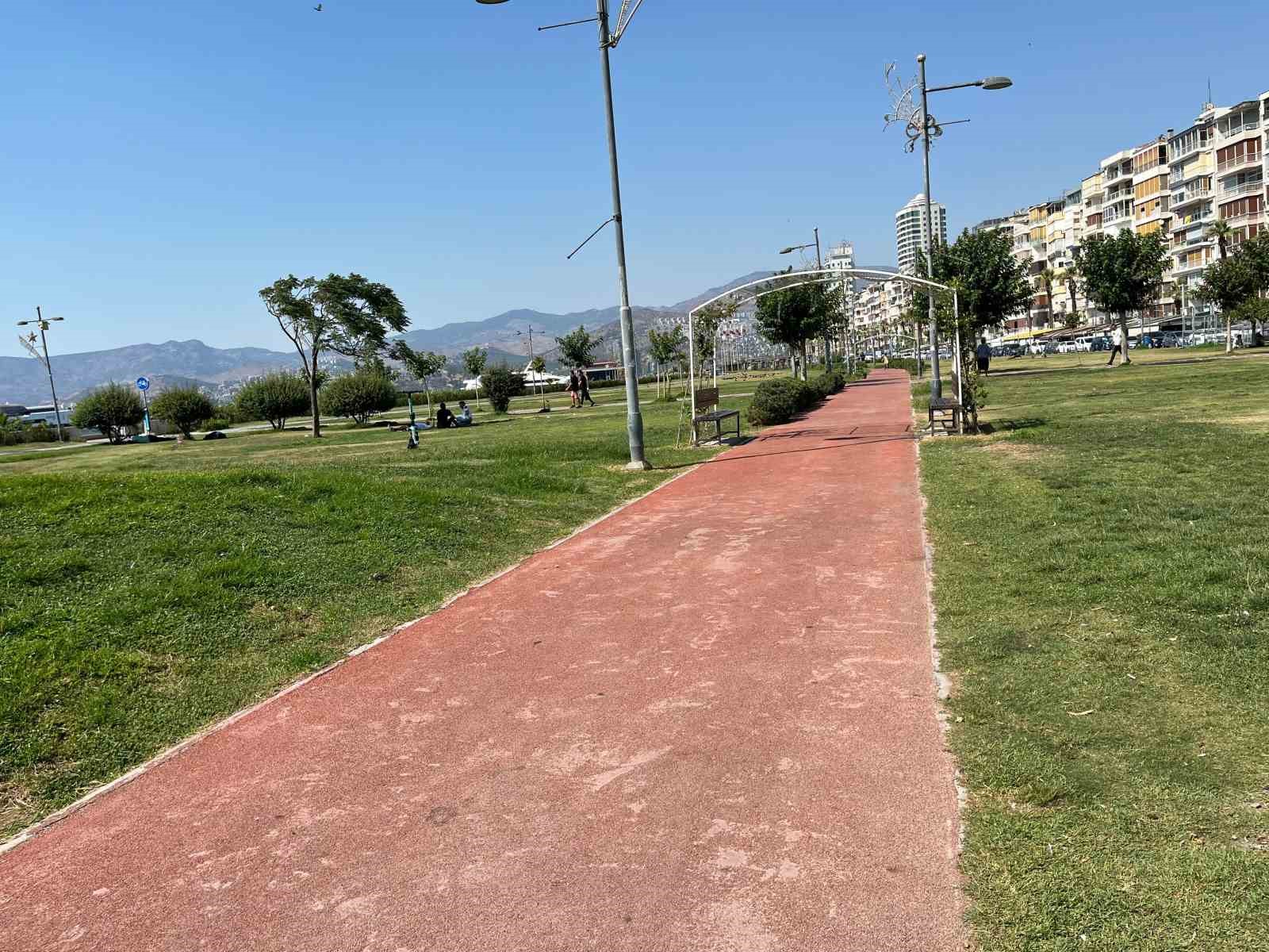 İzmir’de sıcak hava bunalttı, vatandaşlar ağaç gölgelerine kaçtı 