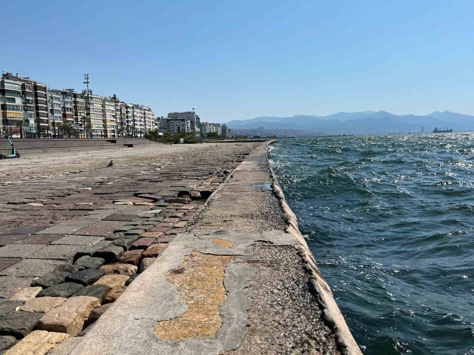 İzmir’de sıcak hava bunalttı, vatandaşlar ağaç gölgelerine kaçtı 