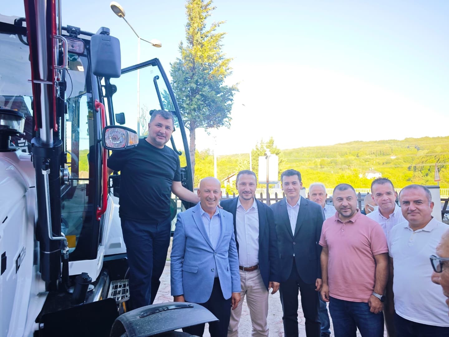 Boğaziçi’ne iş makinası ve kamyonet 