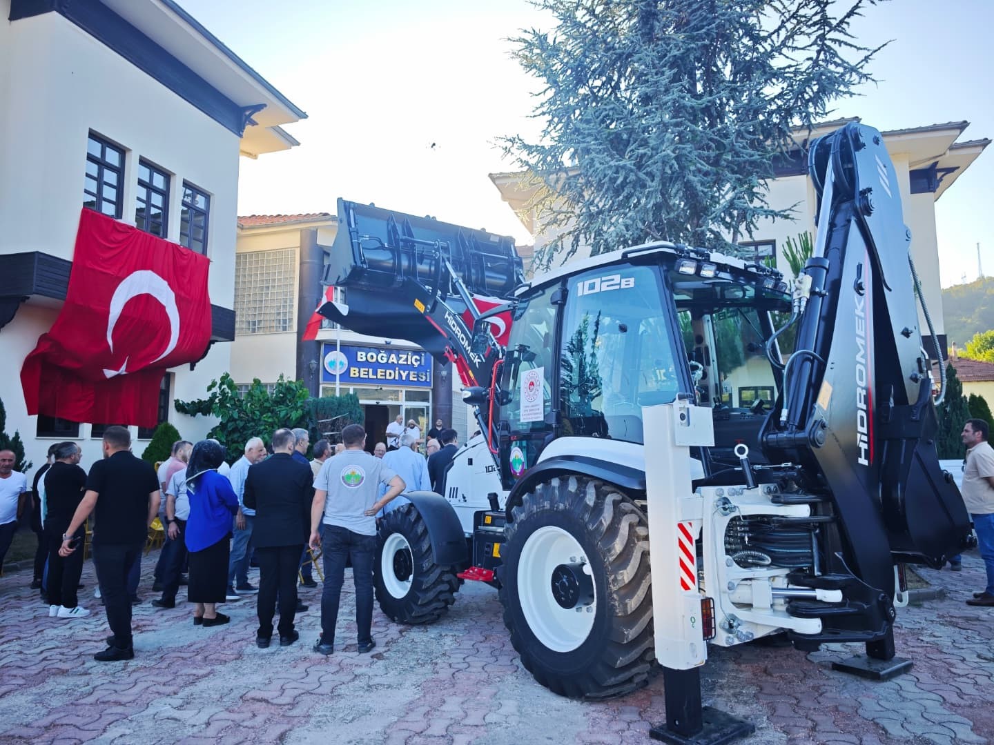 Boğaziçi’ne iş makinası ve kamyonet 