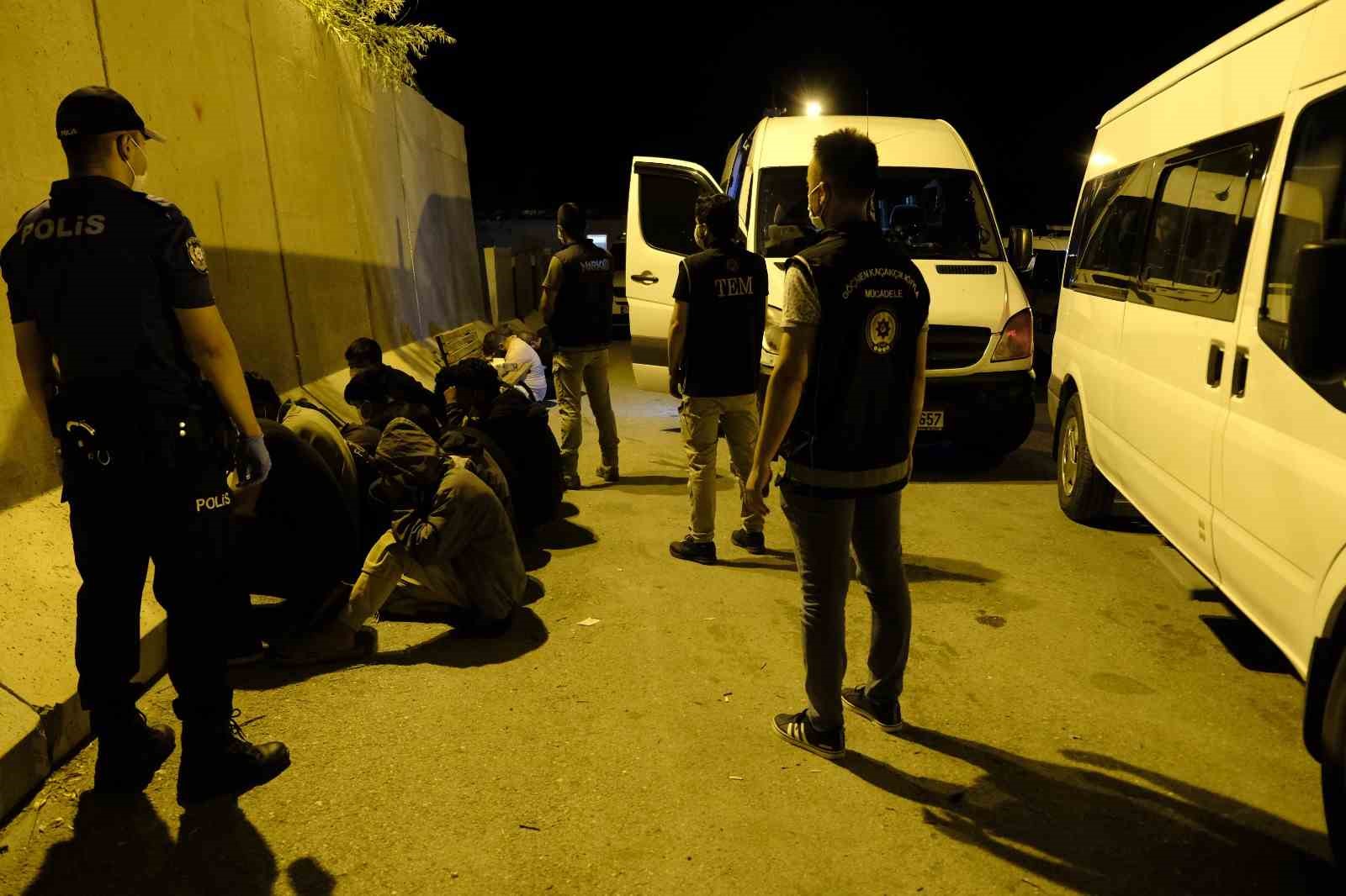 Önden keşif yapmalarına rağmen Erzincan polisini geçemediler: 24 kaçak göçmen 2 organizatör yakalandı 