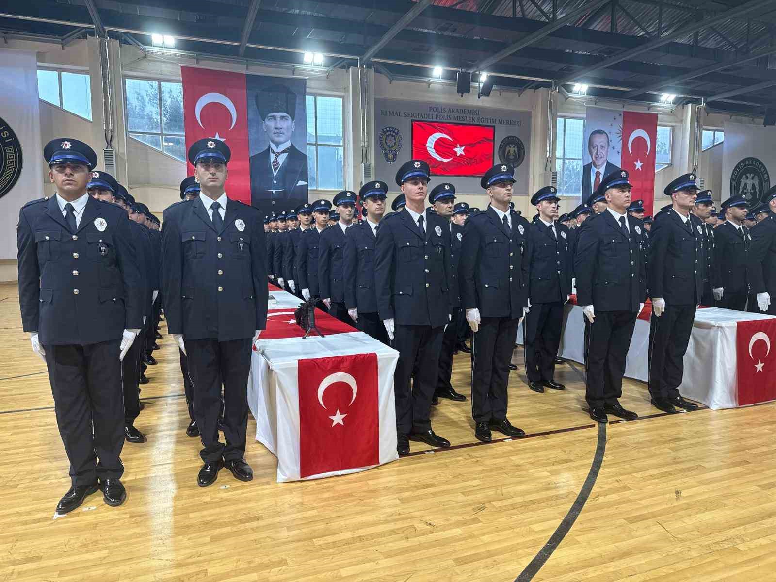 Adana’da 323 polis adayı yemin ederek mezun oldu 