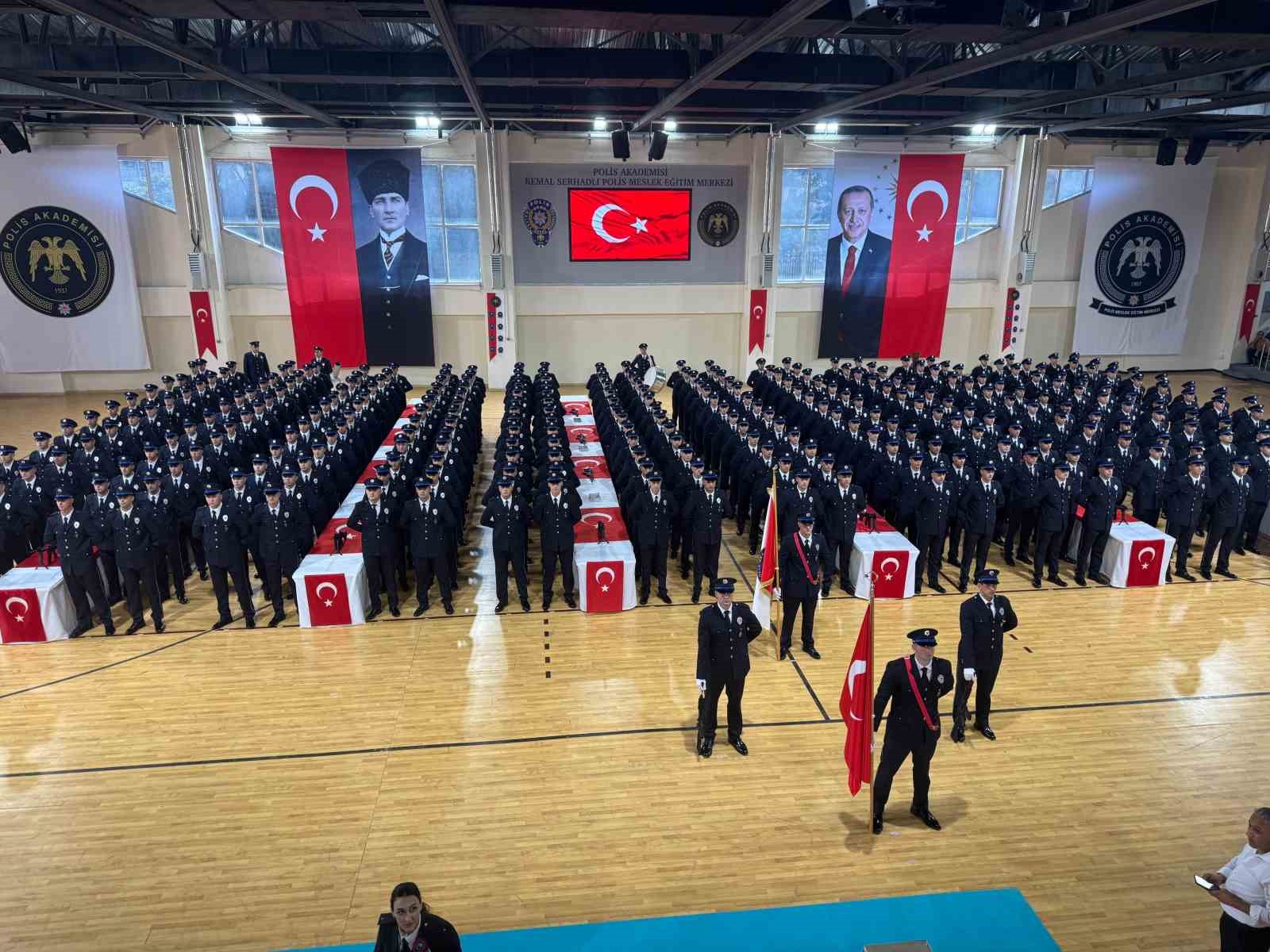 Adana’da 323 polis adayı yemin ederek mezun oldu 