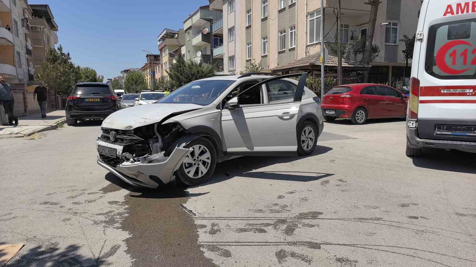 İnegöl’de zincirleme kaza: 1’i komiser 5 yaralı 