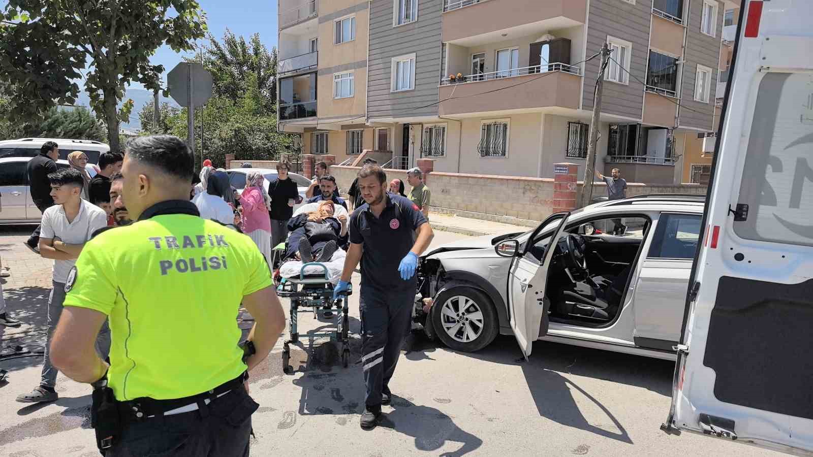İnegöl’de zincirleme kaza: 1’i komiser 5 yaralı 