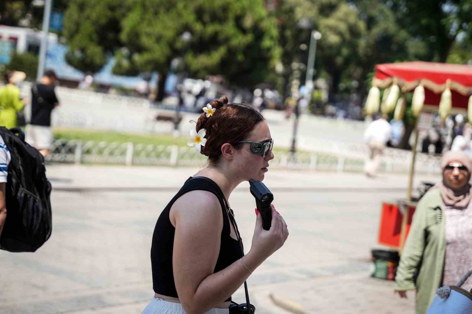 İstanbul’un kavurucu sıcağında turistler ’el vantilatörleri’ ile serinliyor 