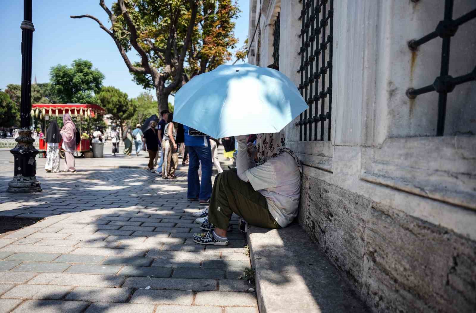 İstanbul’un kavurucu sıcağında turistler ’el vantilatörleri’ ile serinliyor 