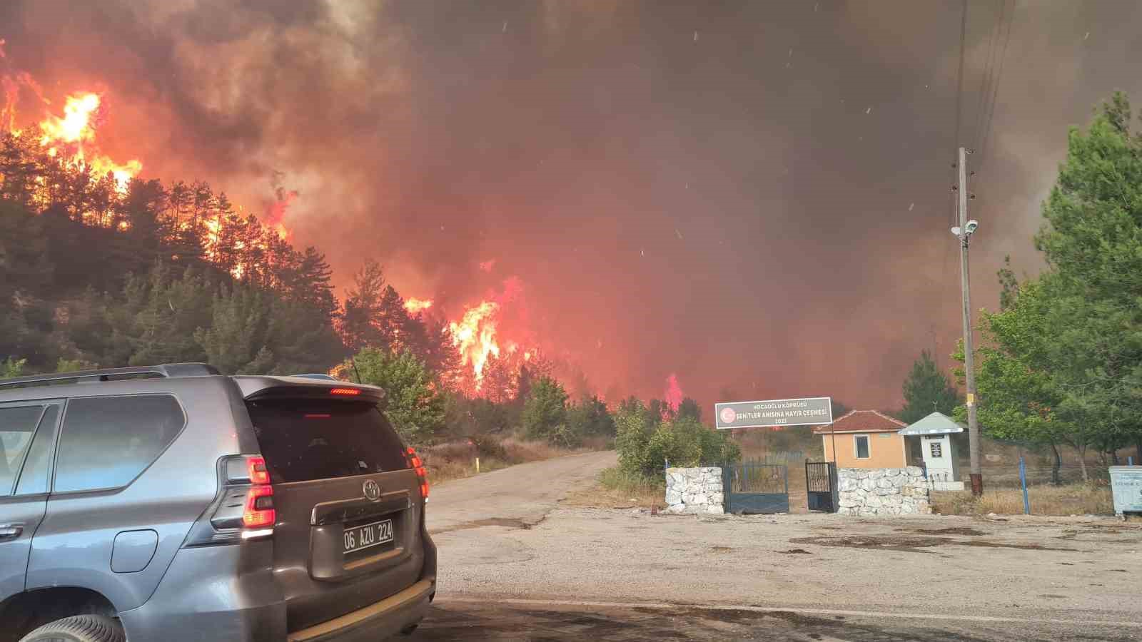 Karabük’te orman yangınında iki mahalle tahliye edildi 