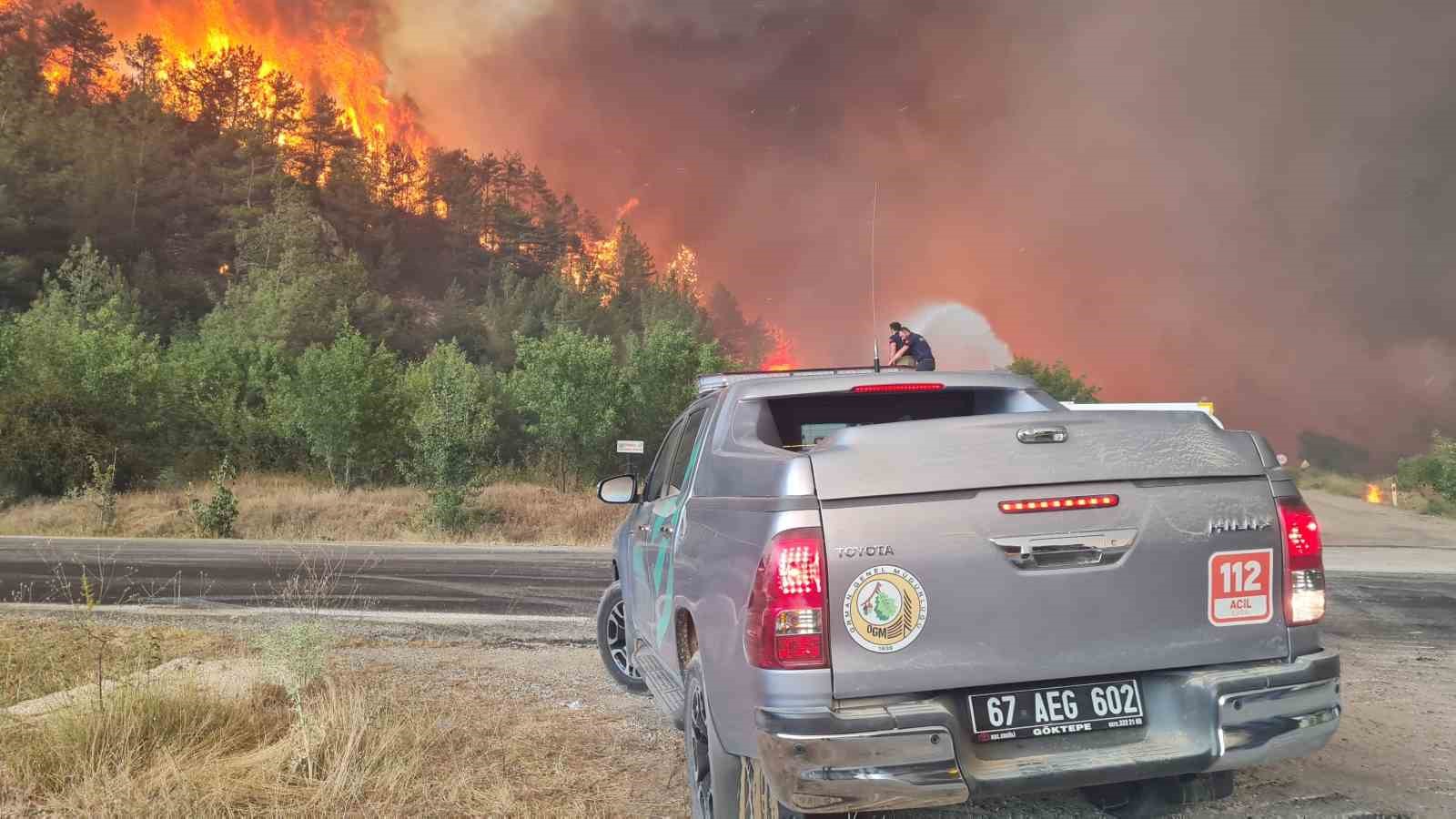 Karabük’te orman yangınında iki mahalle tahliye edildi 