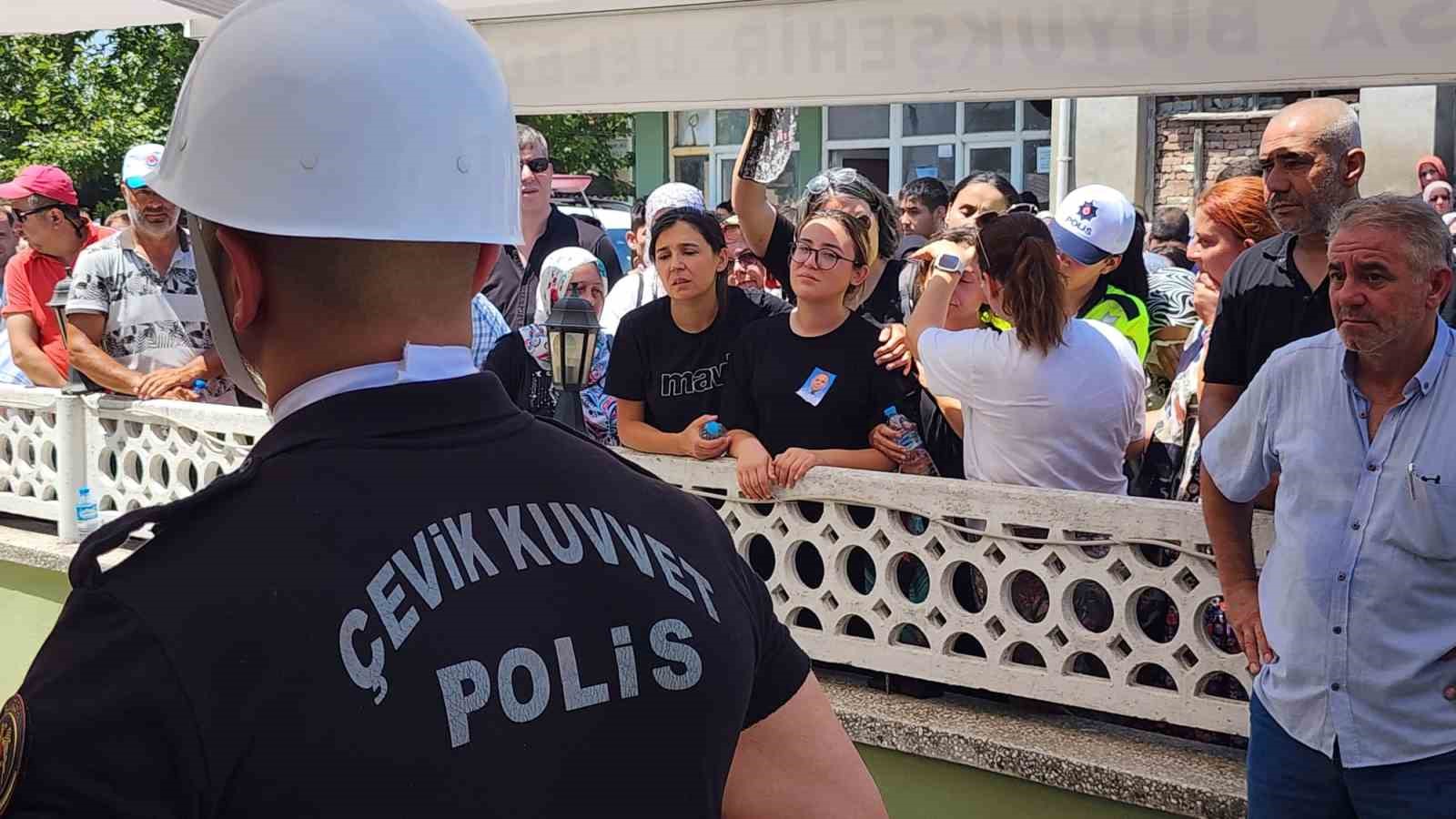 Trafik kazasında hayatını kaybeden polis ve ailesi toprağa verildi 