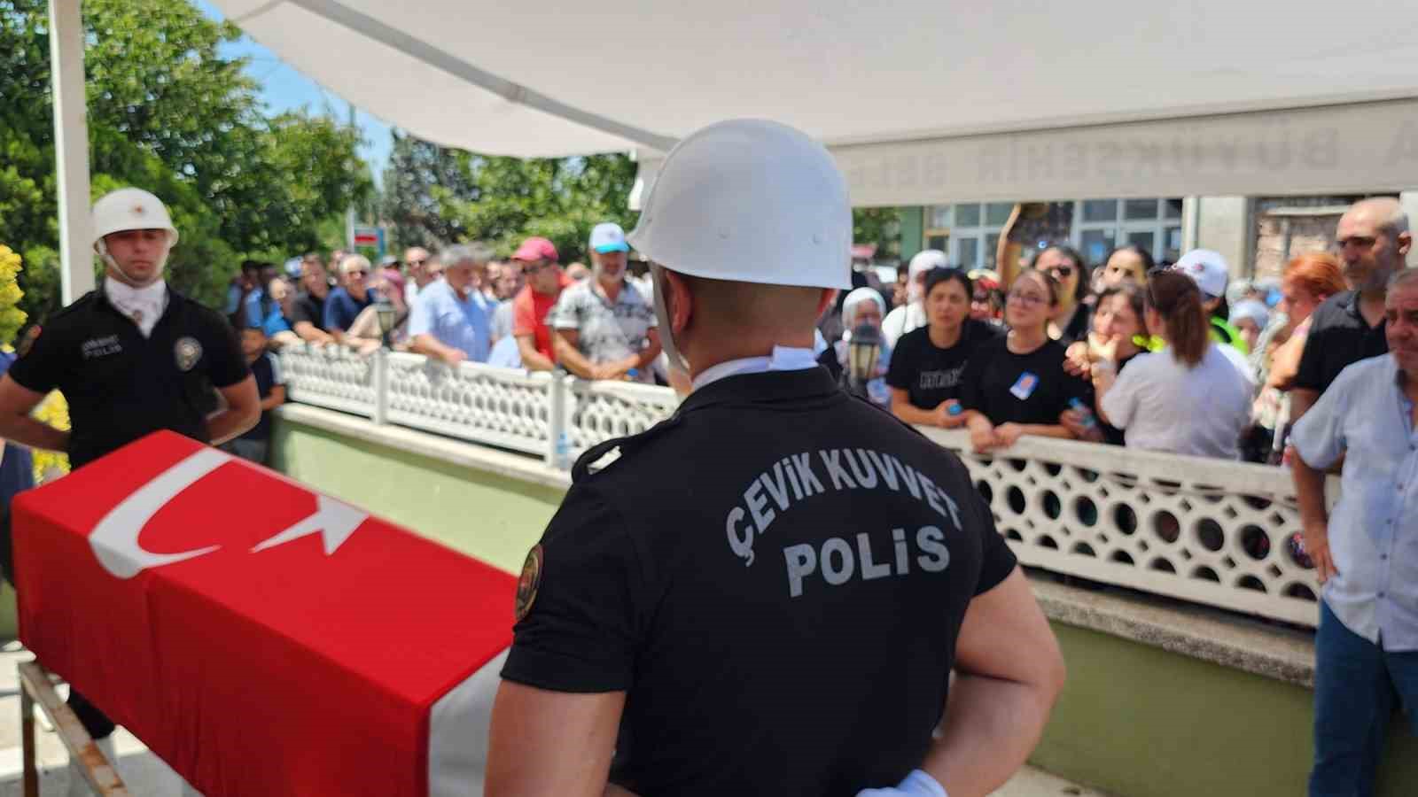 Trafik kazasında hayatını kaybeden polis ve ailesi toprağa verildi 