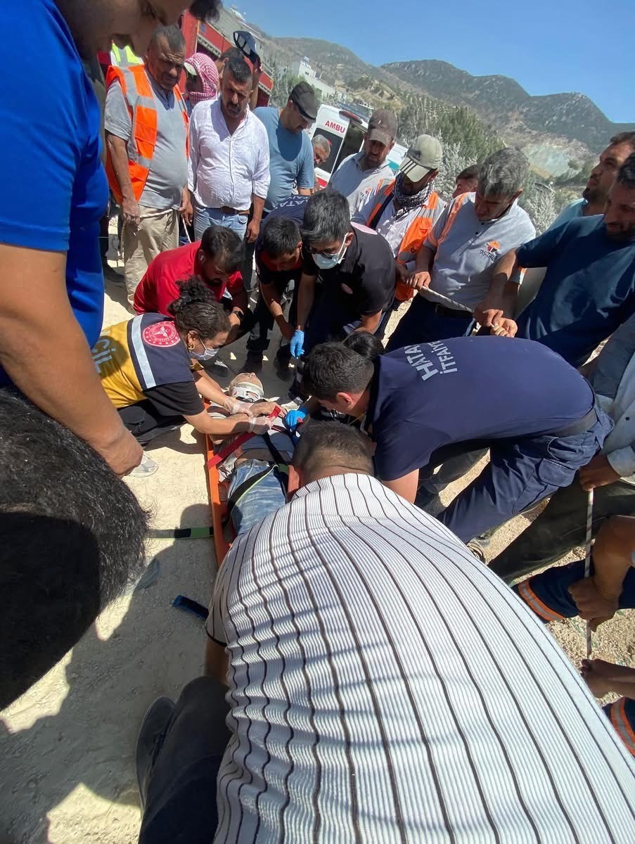 Hatay’da kum ocağında çalışan kamyon devrildi: 1 yaralı 