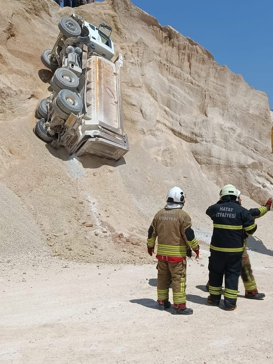 Hatay’da kum ocağında çalışan kamyon devrildi: 1 yaralı 
