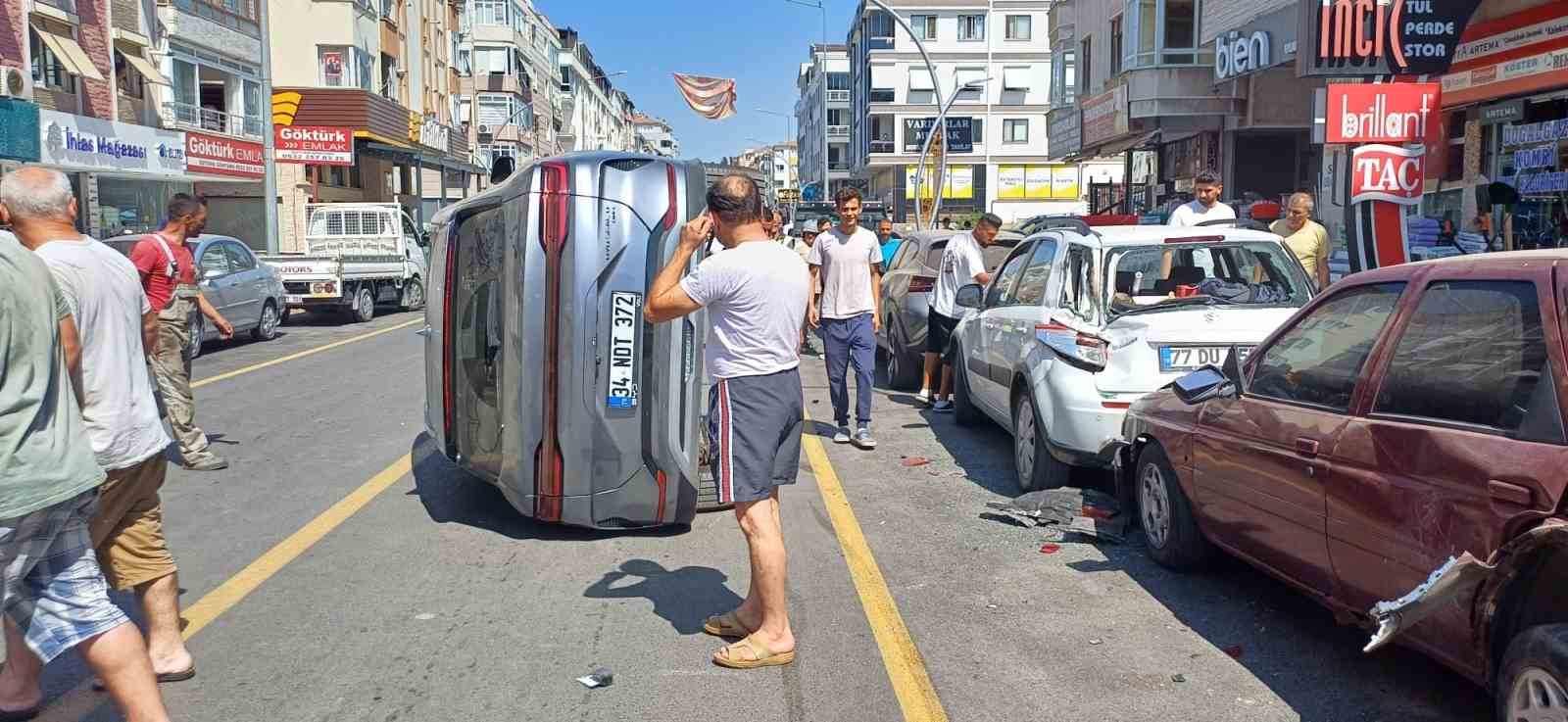Yalova’da SUV tipi araç park halindeki iki otomobile çarparak devrildi 