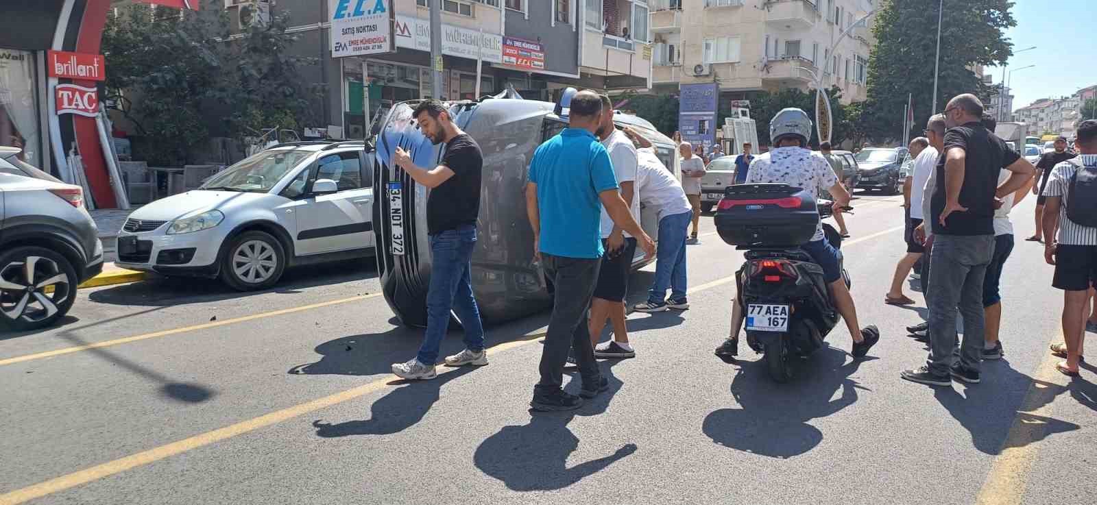Yalova’da SUV tipi araç park halindeki iki otomobile çarparak devrildi 