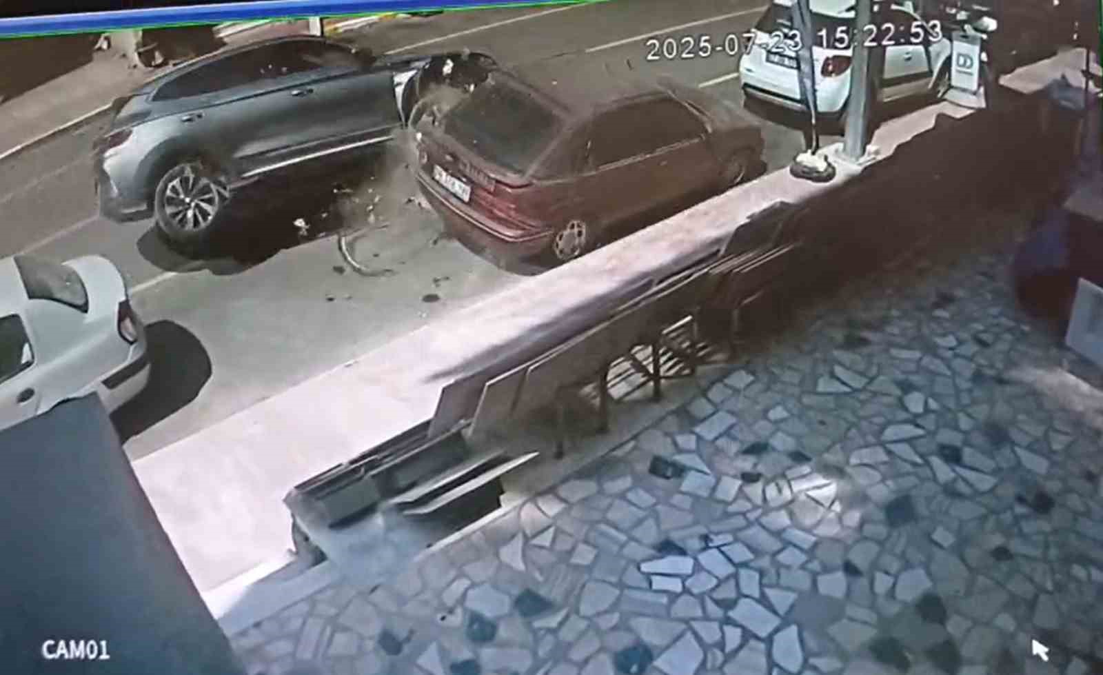 Yalova’da SUV tipi araç park halindeki iki otomobile çarparak devrildi 