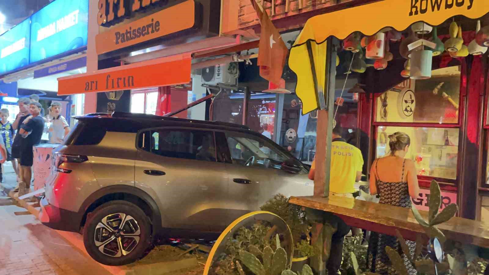 Gazla freni karıştıran sürücü aracıyla pastaneye daldı 