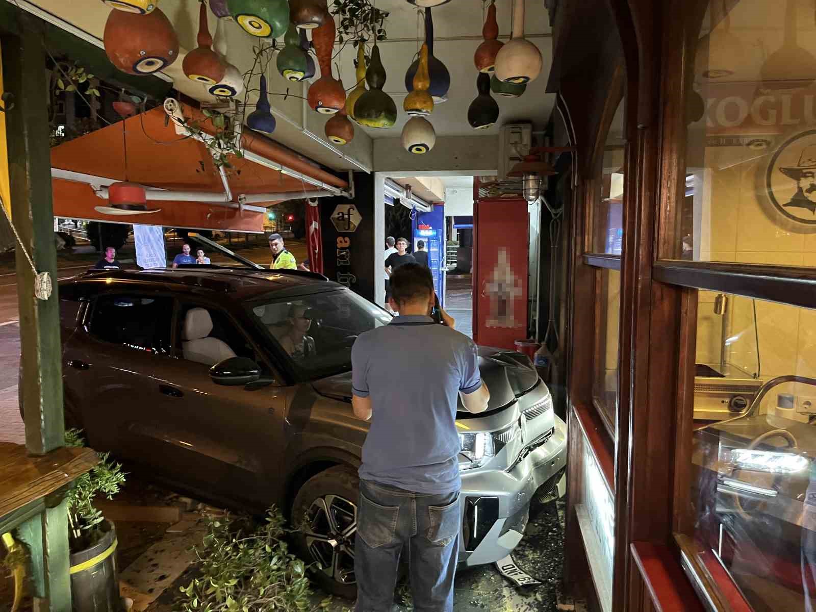 Gazla freni karıştıran sürücü aracıyla pastaneye daldı 