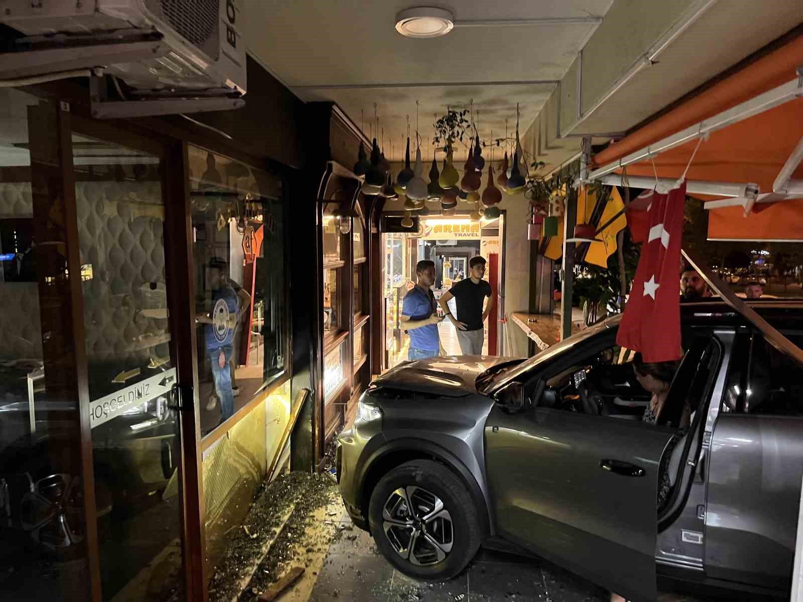 Gazla freni karıştıran sürücü aracıyla pastaneye daldı 