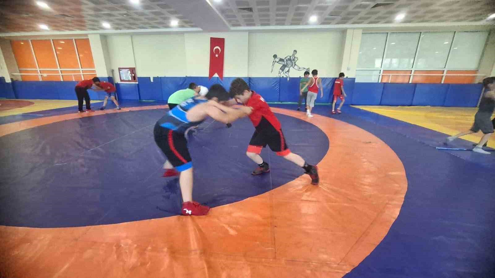 Yaz spor okullarıyla Muş’ta güreş kültürü gençlere aktarılıyor 