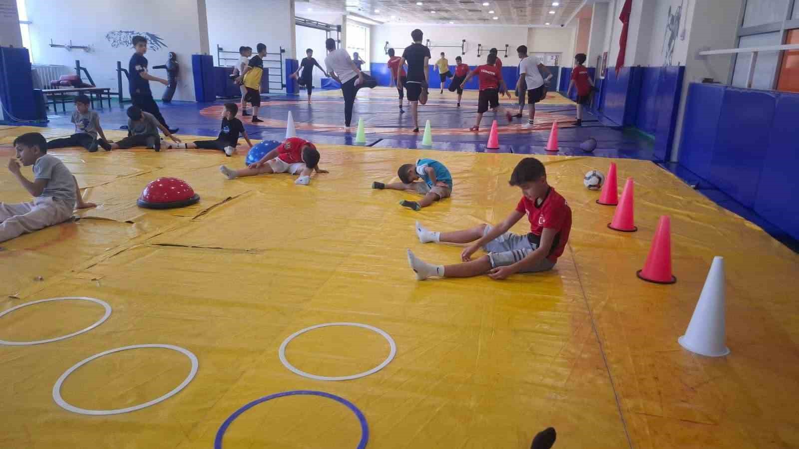 Yaz spor okullarıyla Muş’ta güreş kültürü gençlere aktarılıyor 