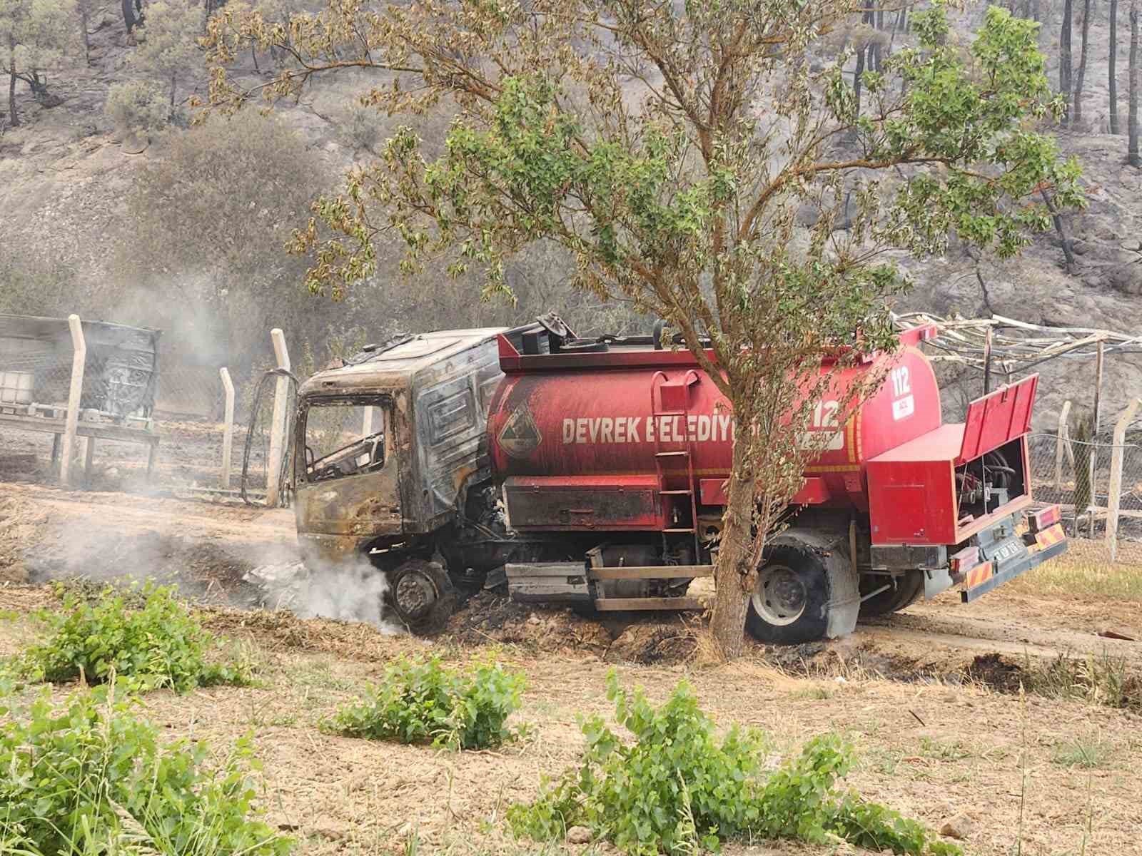 İtfaiyeciler alevlerin arasında kalmakta son anda kurtuldular, araçları kül oldu 