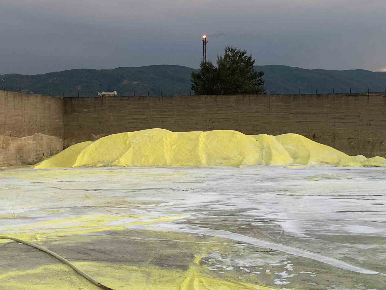 Kükürt deposundaki yangında kimyasal duman paniği 