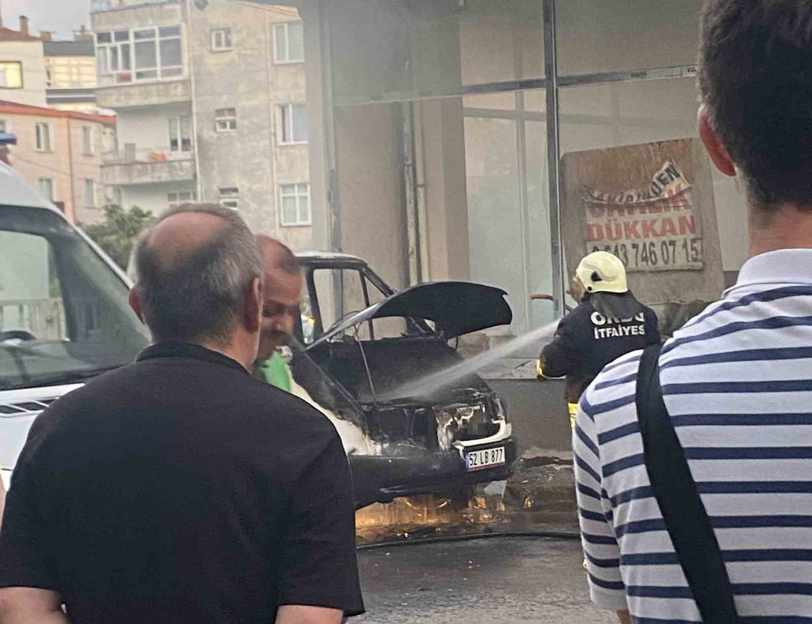 Ordu’da park halindeki kamyonette yangın 