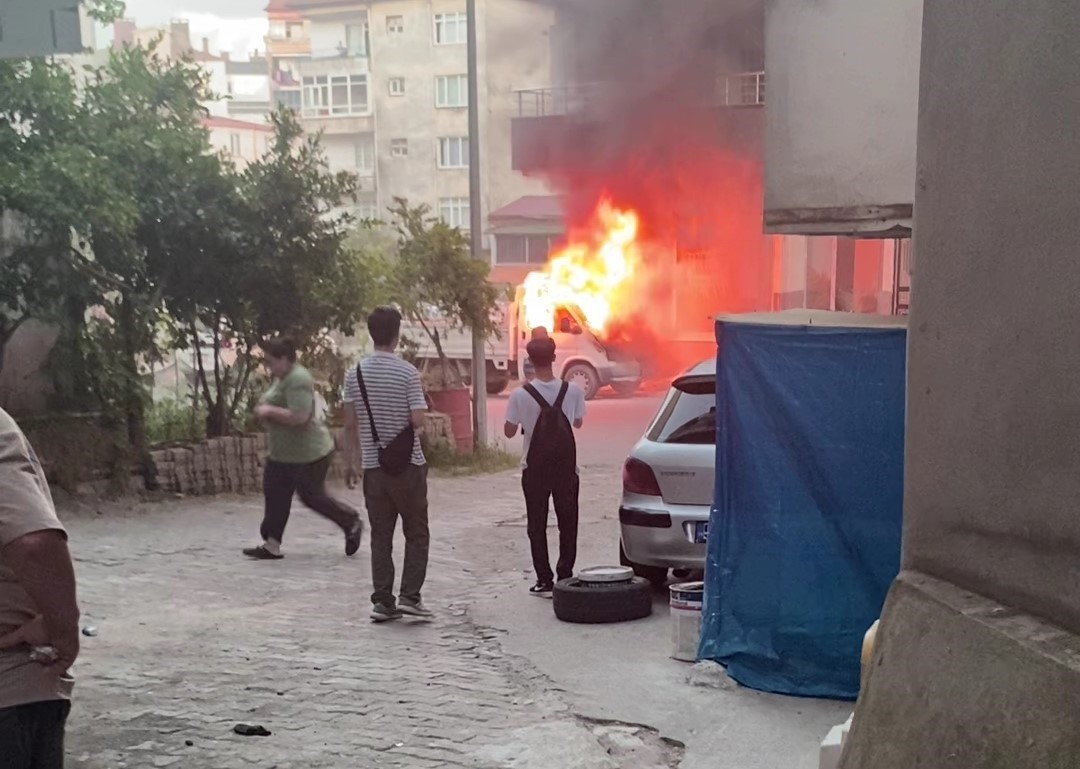 Ordu’da park halindeki kamyonette yangın 