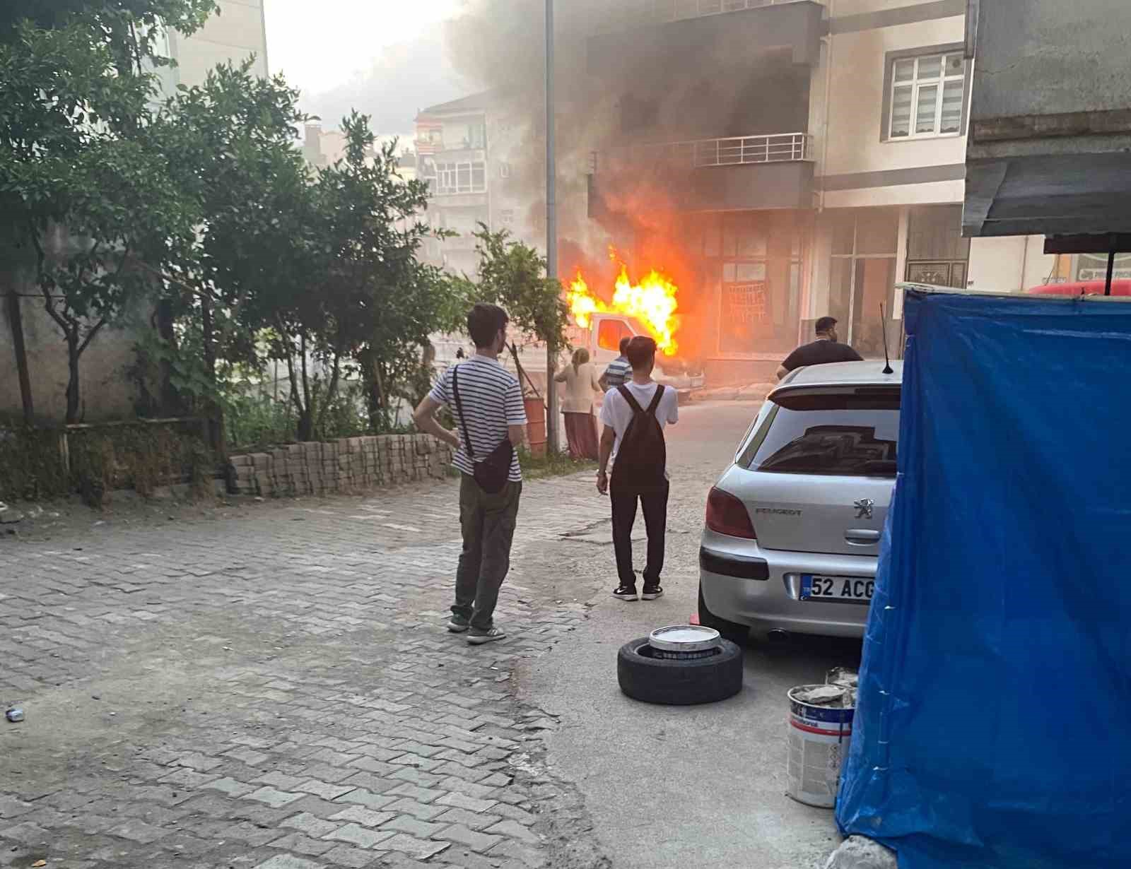 Ordu’da park halindeki kamyonette yangın 