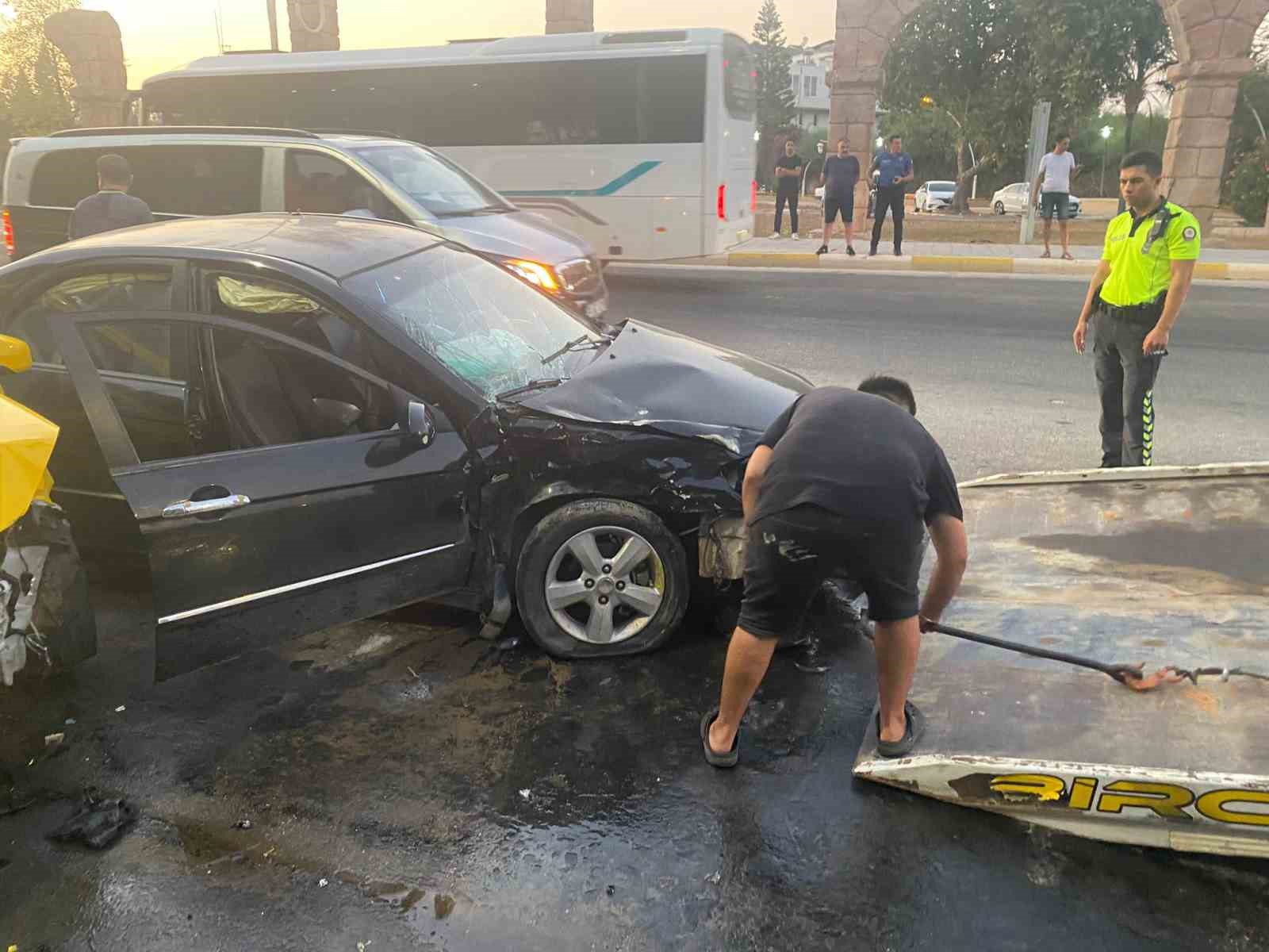 Antalya’da ticari taksi ile otomobil çarpıştı: 5’i turist 7 yaralı 