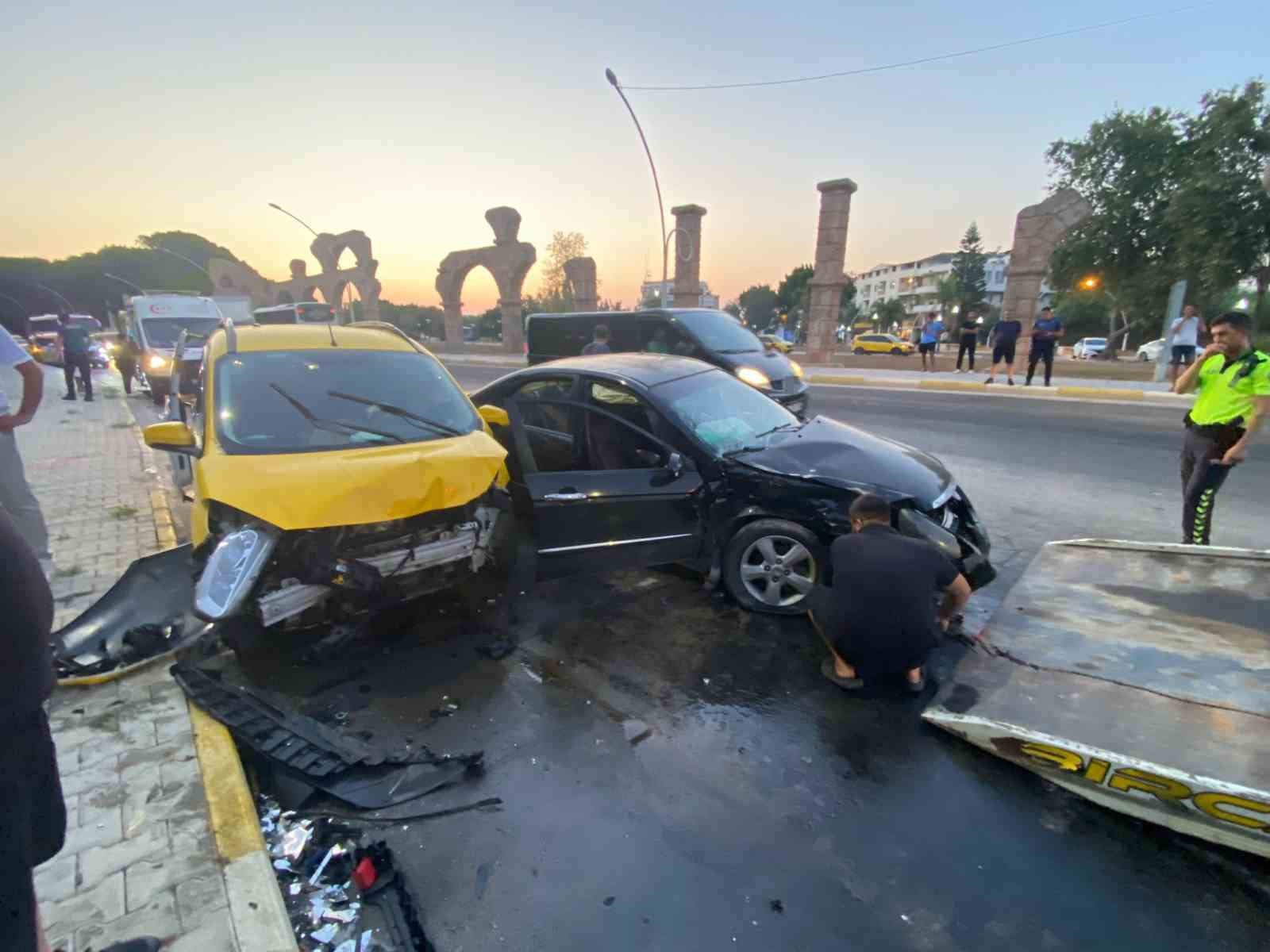 Antalya’da ticari taksi ile otomobil çarpıştı: 5’i turist 7 yaralı 