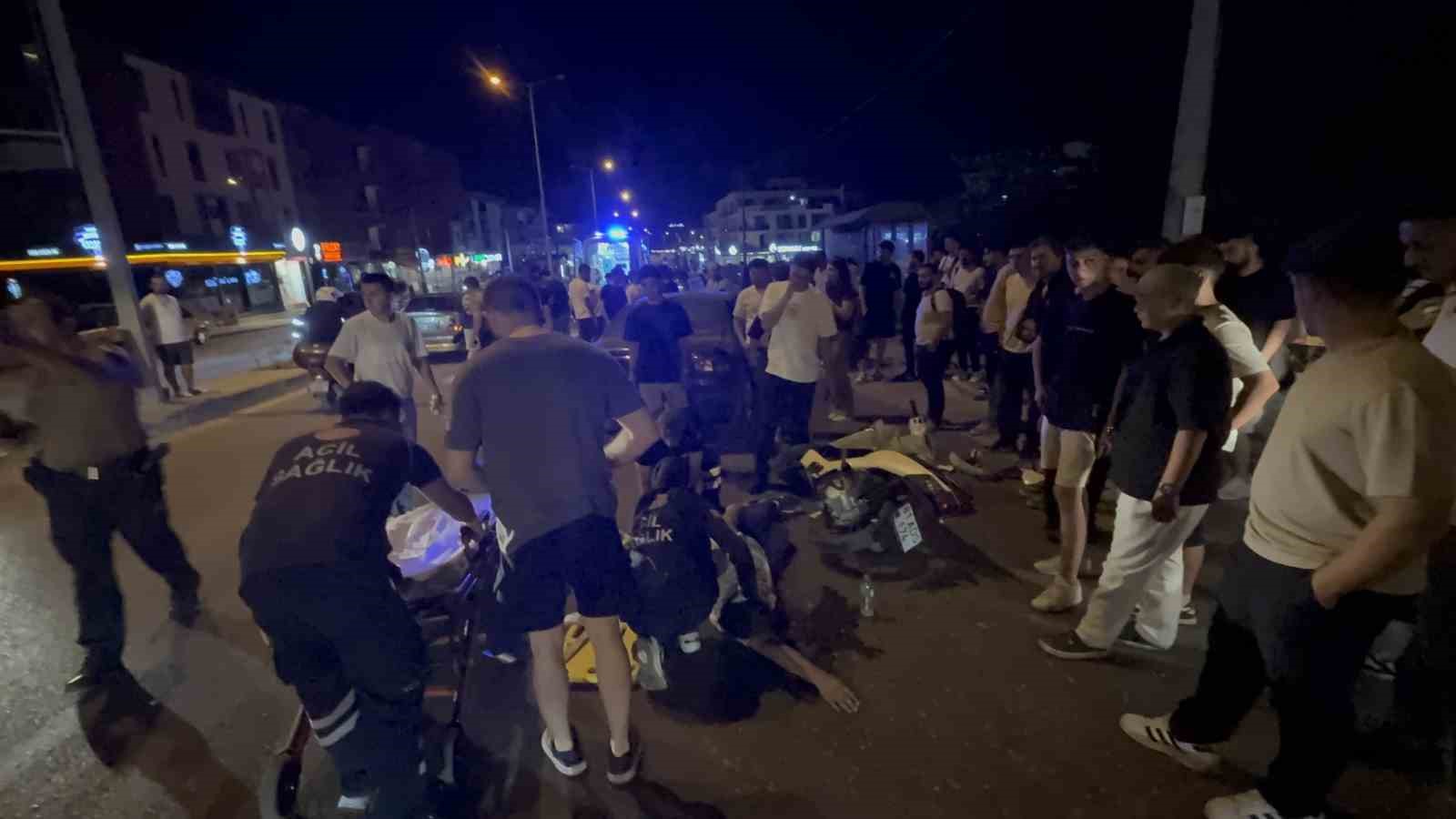 Ters şeritten U dönüşü yapan otomobil motosikletle çarpıştı: 2 yaralı 