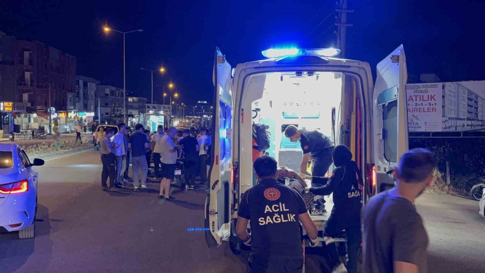 Ters şeritten U dönüşü yapan otomobil motosikletle çarpıştı: 2 yaralı 