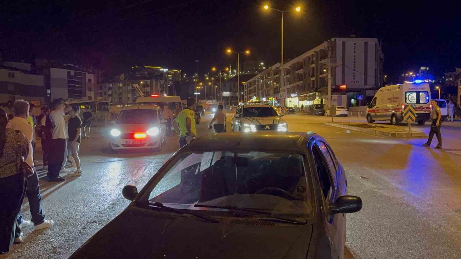 Ters şeritten U dönüşü yapan otomobil motosikletle çarpıştı: 2 yaralı 