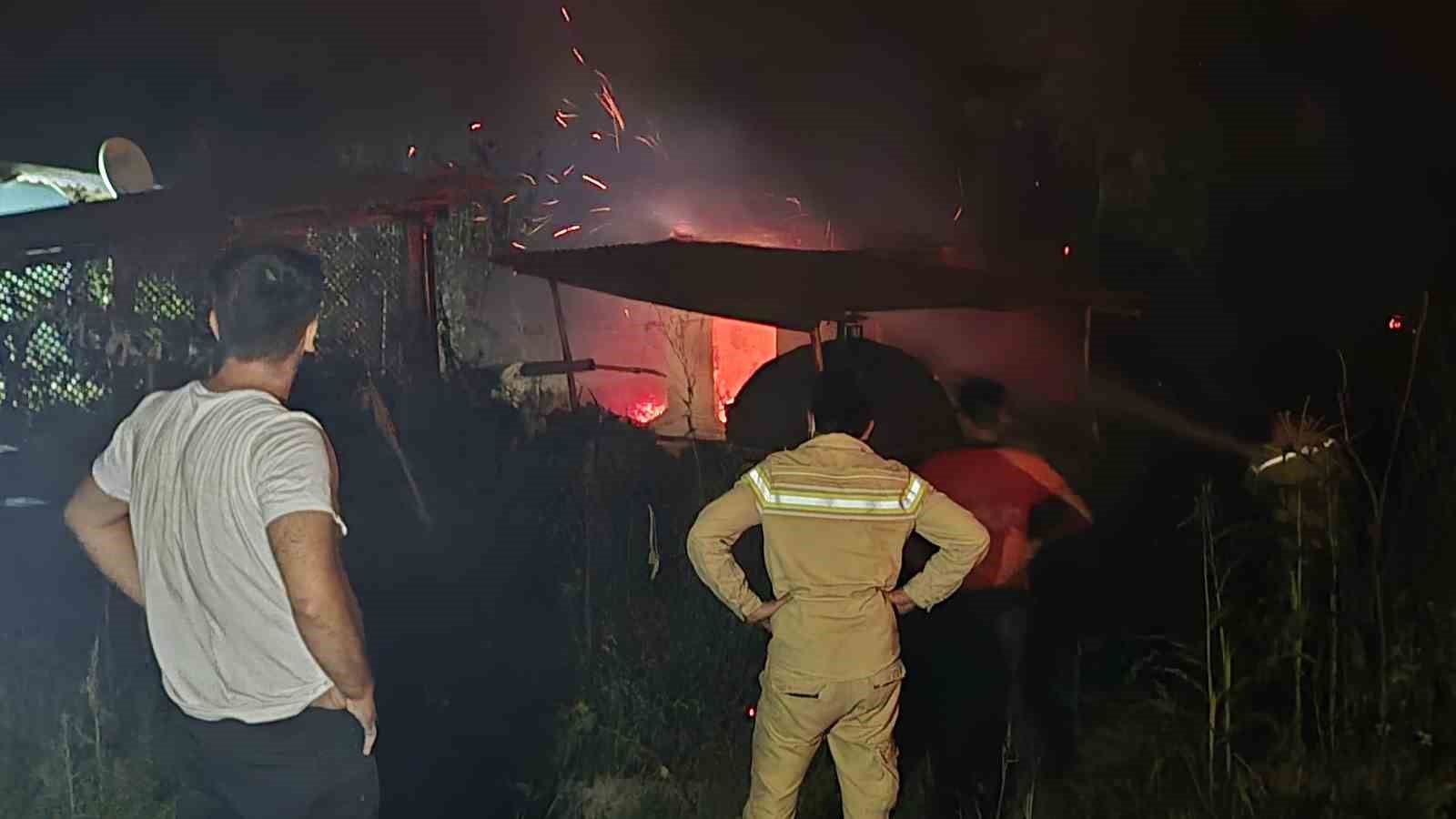 Orman yangınına gençlerden kahramanca müdahale 