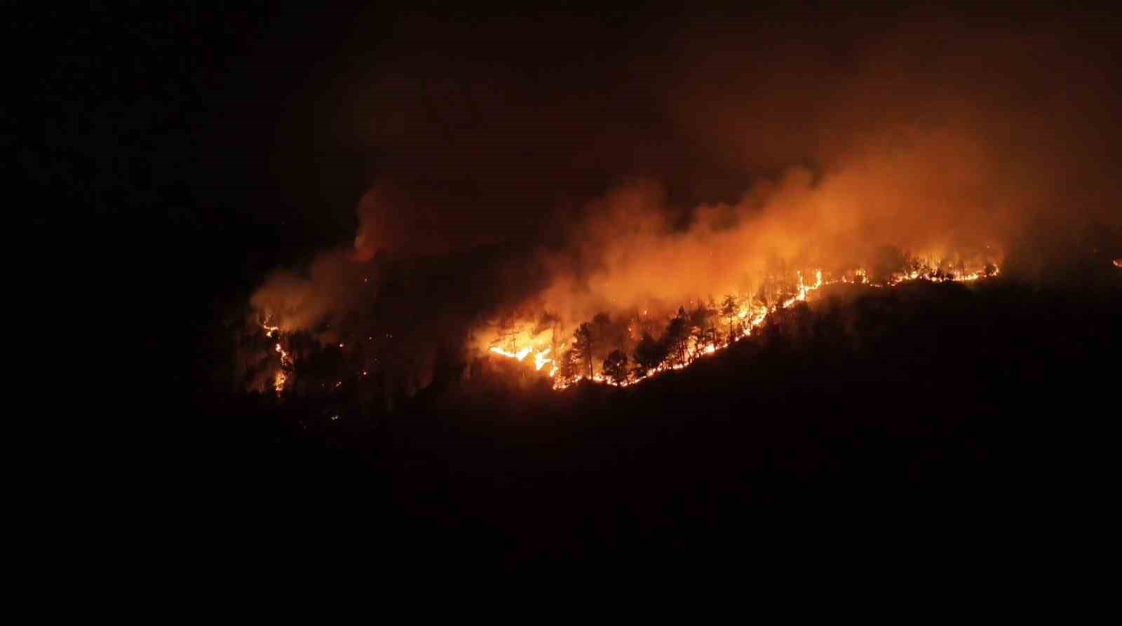 Karabük’te geceyi aydınlatan orman yangını böyle görüntülendi 