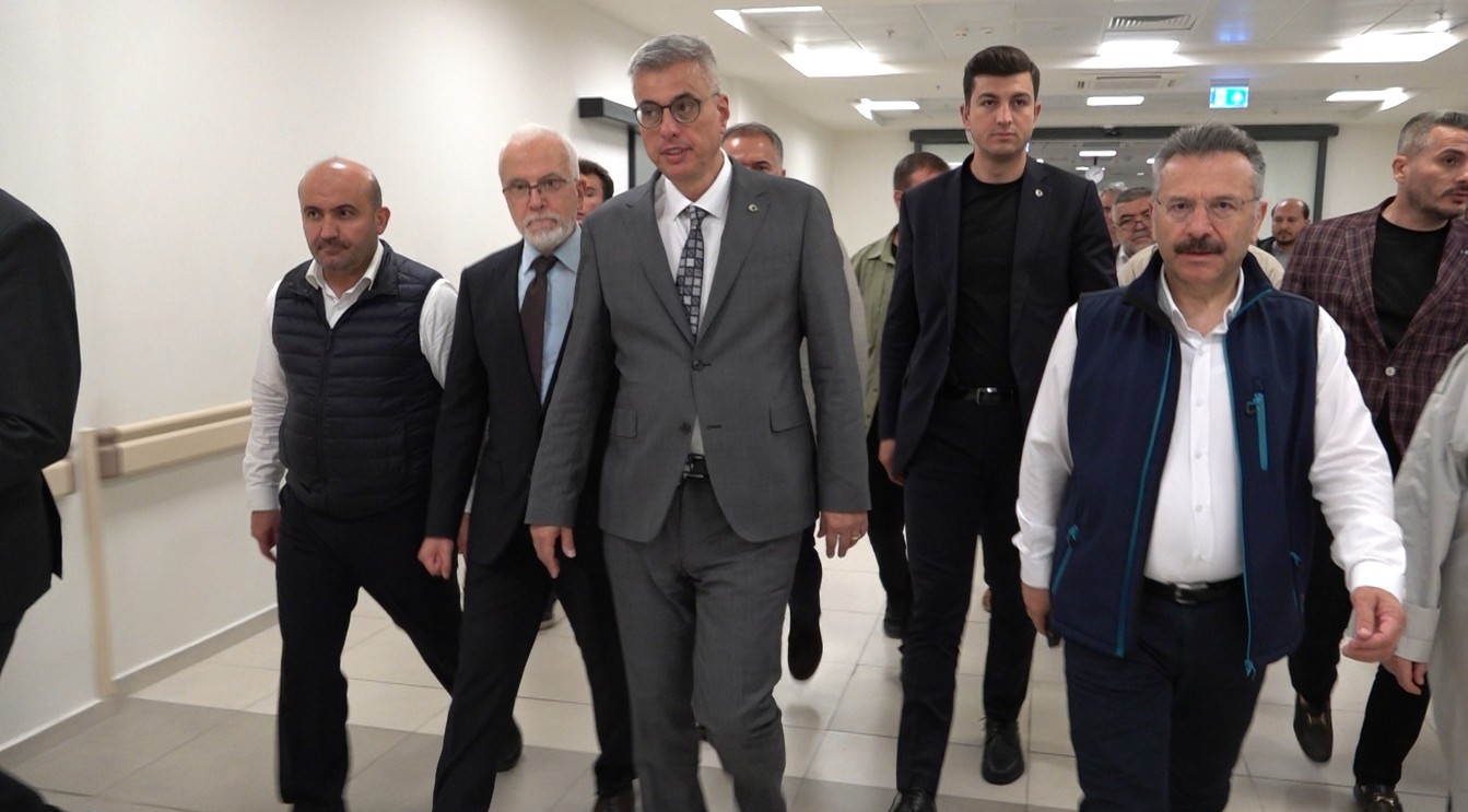 Bakan Memişoğlu, Eskişehir’de tedavi gören yaralı orman işçisini ziyaret etti 