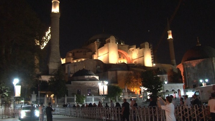 Ayasofya’nın ibadete açılışının 5. yılı için sabah namazı programı düzenlendi. 