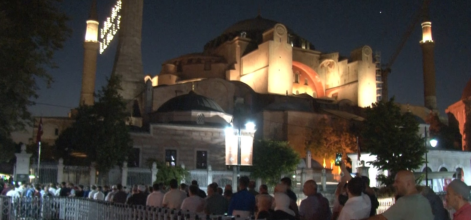 Ayasofya’nın ibadete açılışının 5. yılı için sabah namazı programı düzenlendi. 