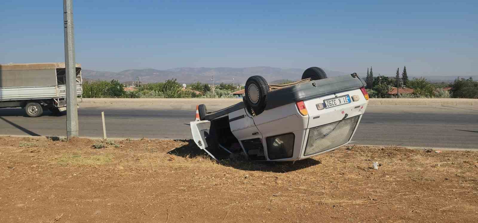 Takla atarak ters dönen otomobilin sürücüsü yaralandı 
