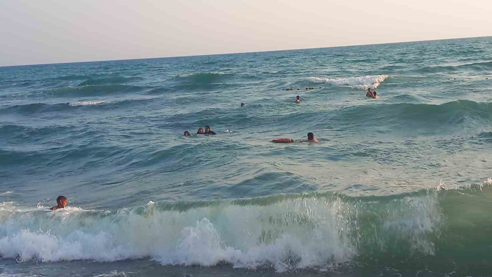 Denizde akıntıya kapılan 3 kız çocuğunun ölümle, yaşam arasındaki mücadele anları kamerada 