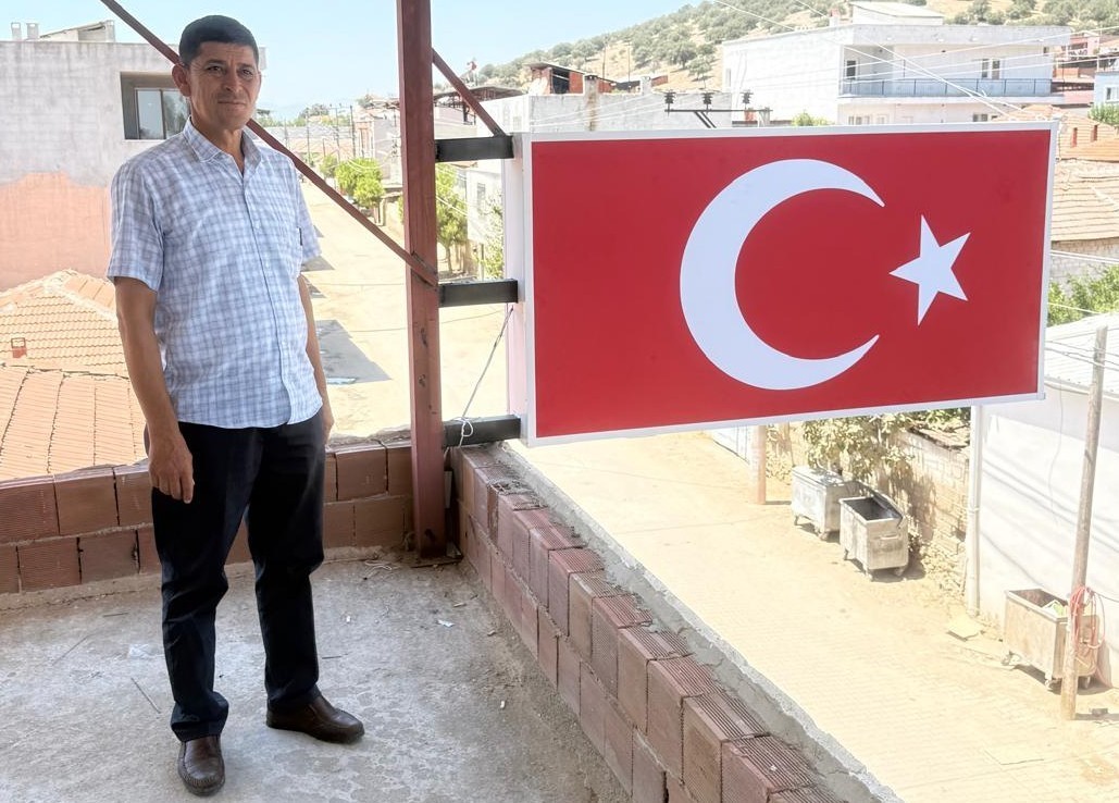 Seçimi kazanan muhtar ilk maaşıyla Türk Bayrağı yaptırdı
