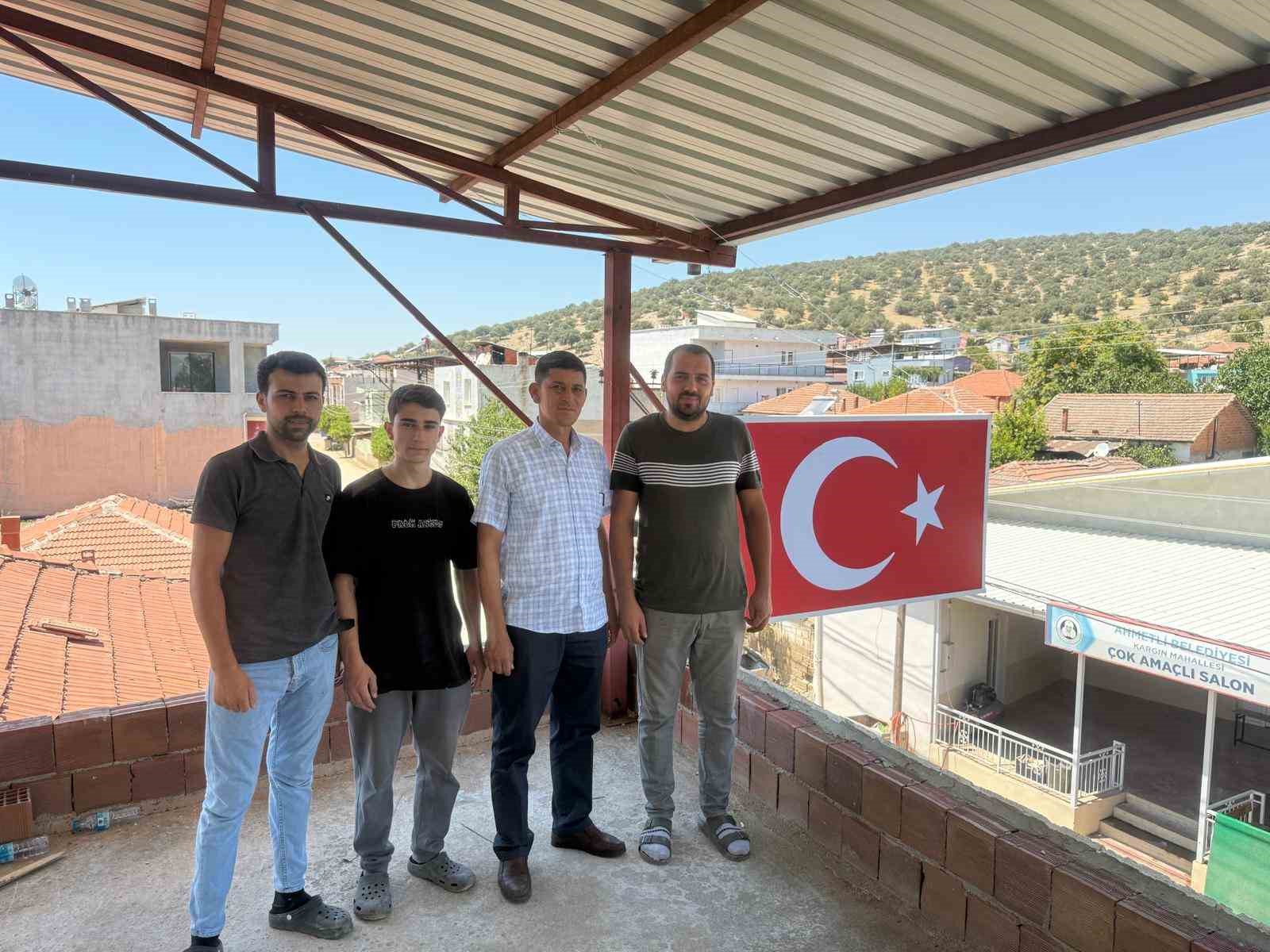 Seçimi kazanan muhtar ilk maaşıyla Türk Bayrağı yaptırdı 